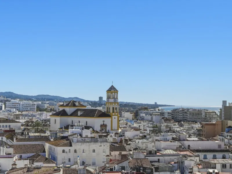 Vibrant City Living: Top Floor Jewel in the Heart of Marbella