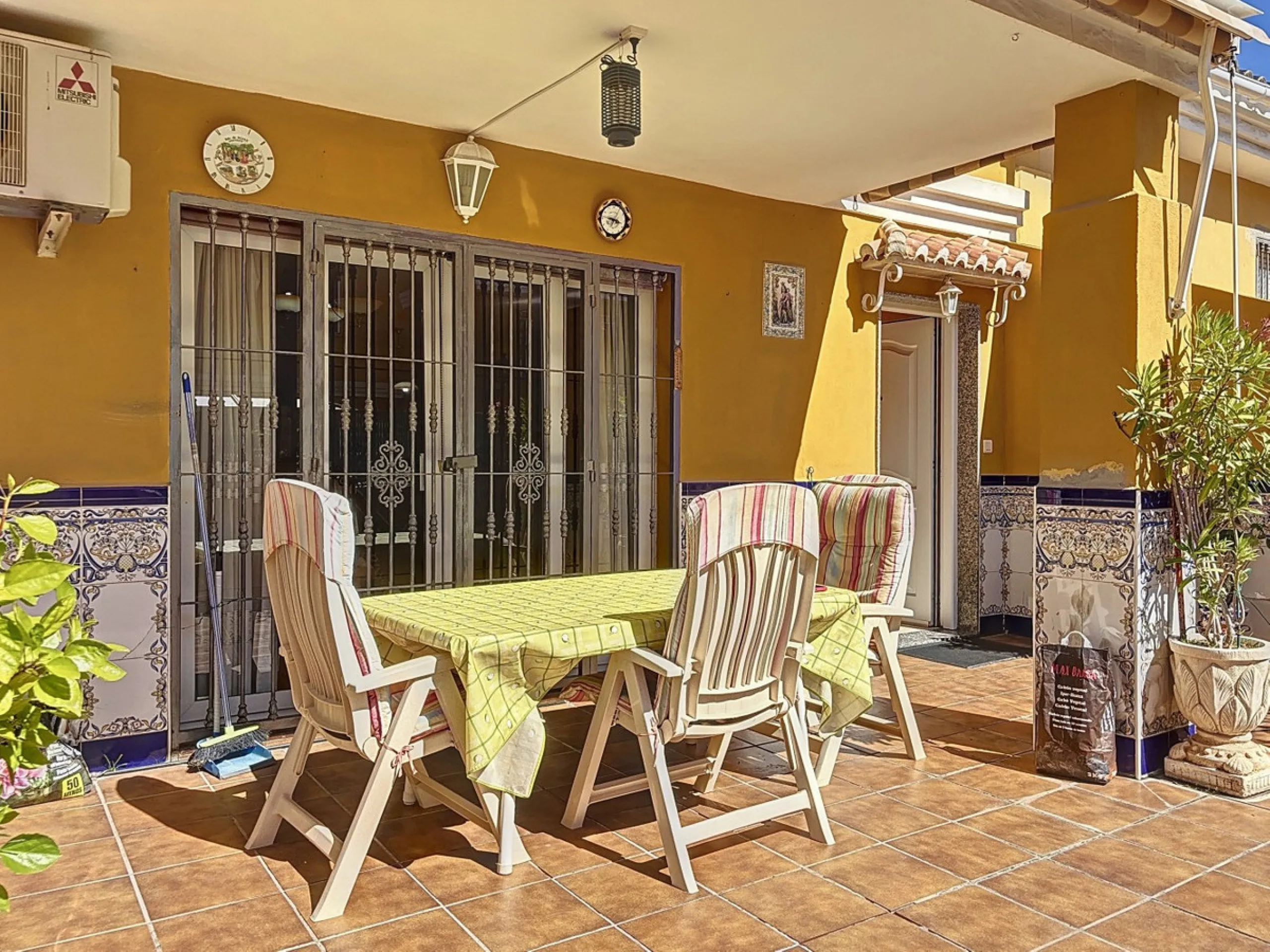 Located in the desirable residential area of El Tomillar, Torre del Mar, this spacious townhouse offers more than 210 m2 of built space across multiple levels, designed for comfortable family living. The property boasts six bedrooms and three full bathroo