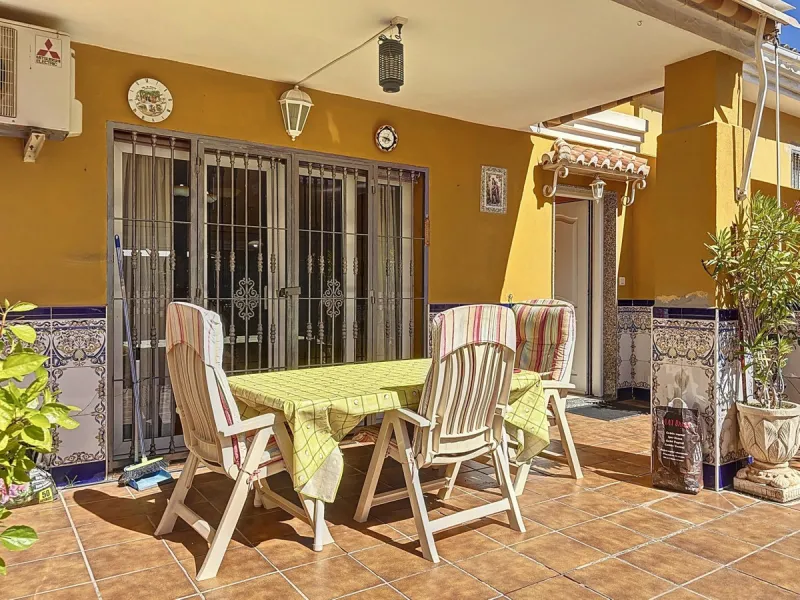Located in the desirable residential area of El Tomillar, Torre del Mar, this spacious townhouse offers more than 210 m2 of built space across multiple levels, designed for comfortable family living. The property boasts six bedrooms and three full bathroo