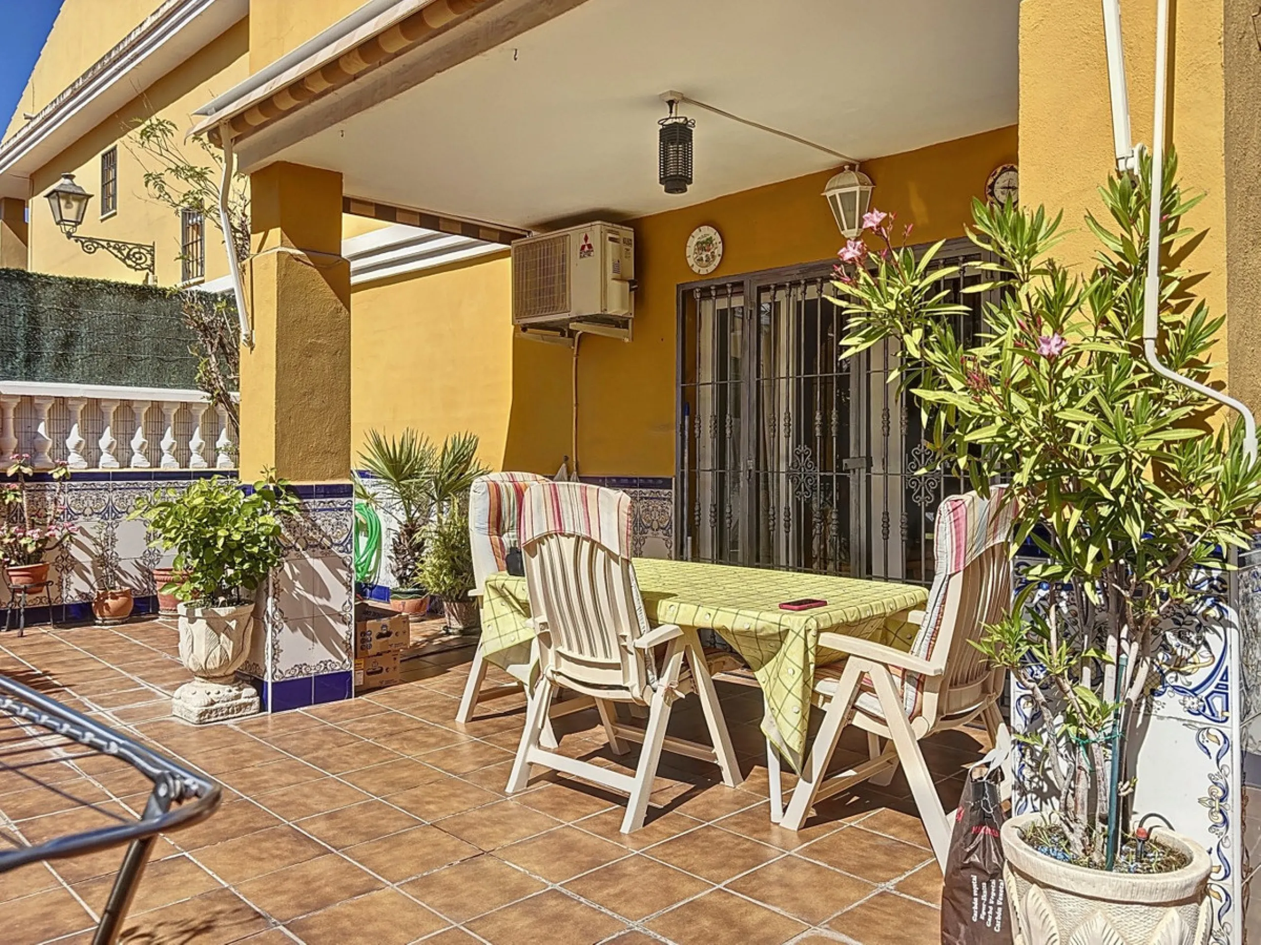 Located in the desirable residential area of El Tomillar, Torre del Mar, this spacious townhouse offers more than 210 m2 of built space across multiple levels, designed for comfortable family living. The property boasts six bedrooms and three full bathroo