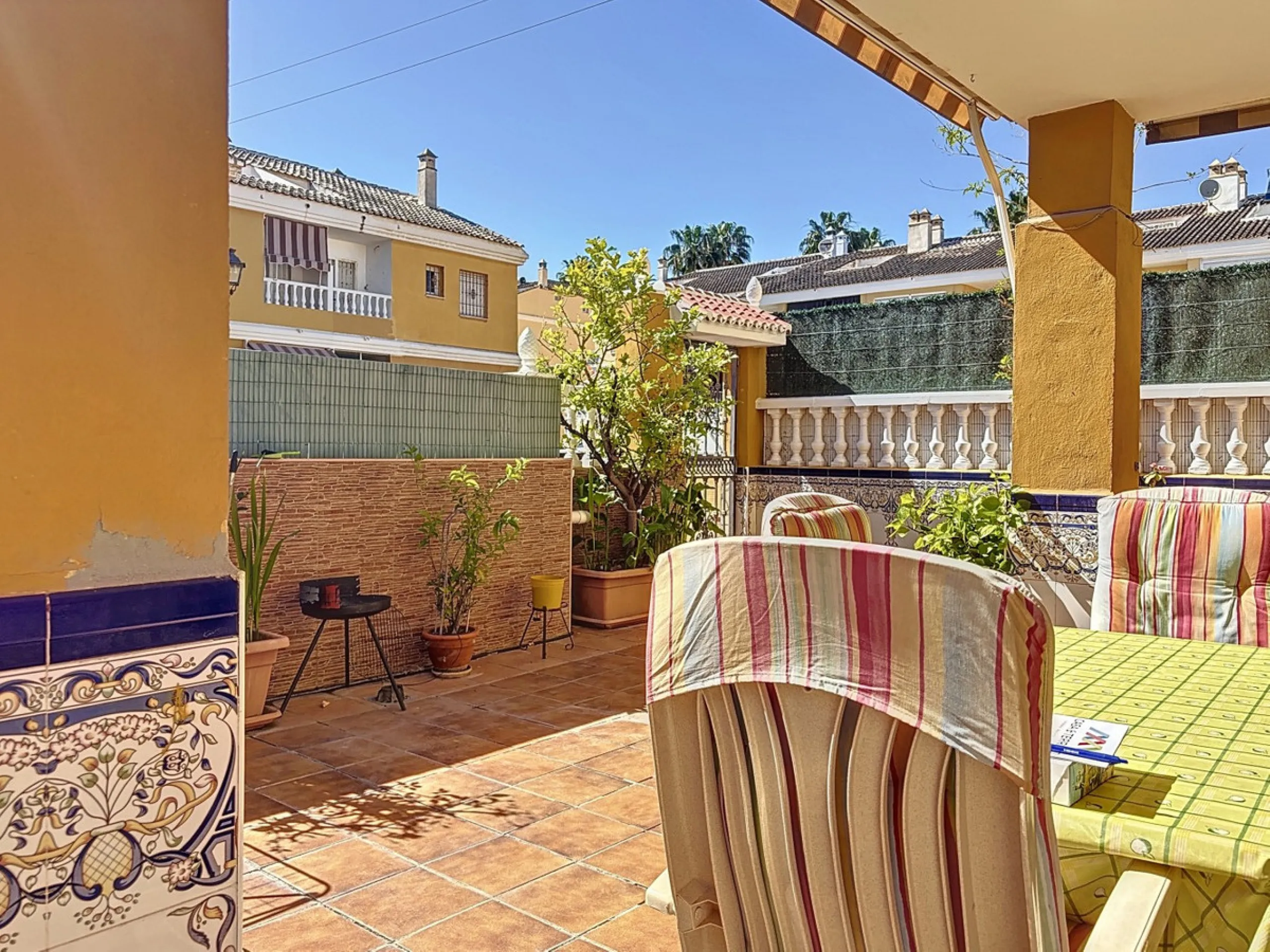 Located in the desirable residential area of El Tomillar, Torre del Mar, this spacious townhouse offers more than 210 m2 of built space across multiple levels, designed for comfortable family living. The property boasts six bedrooms and three full bathroo