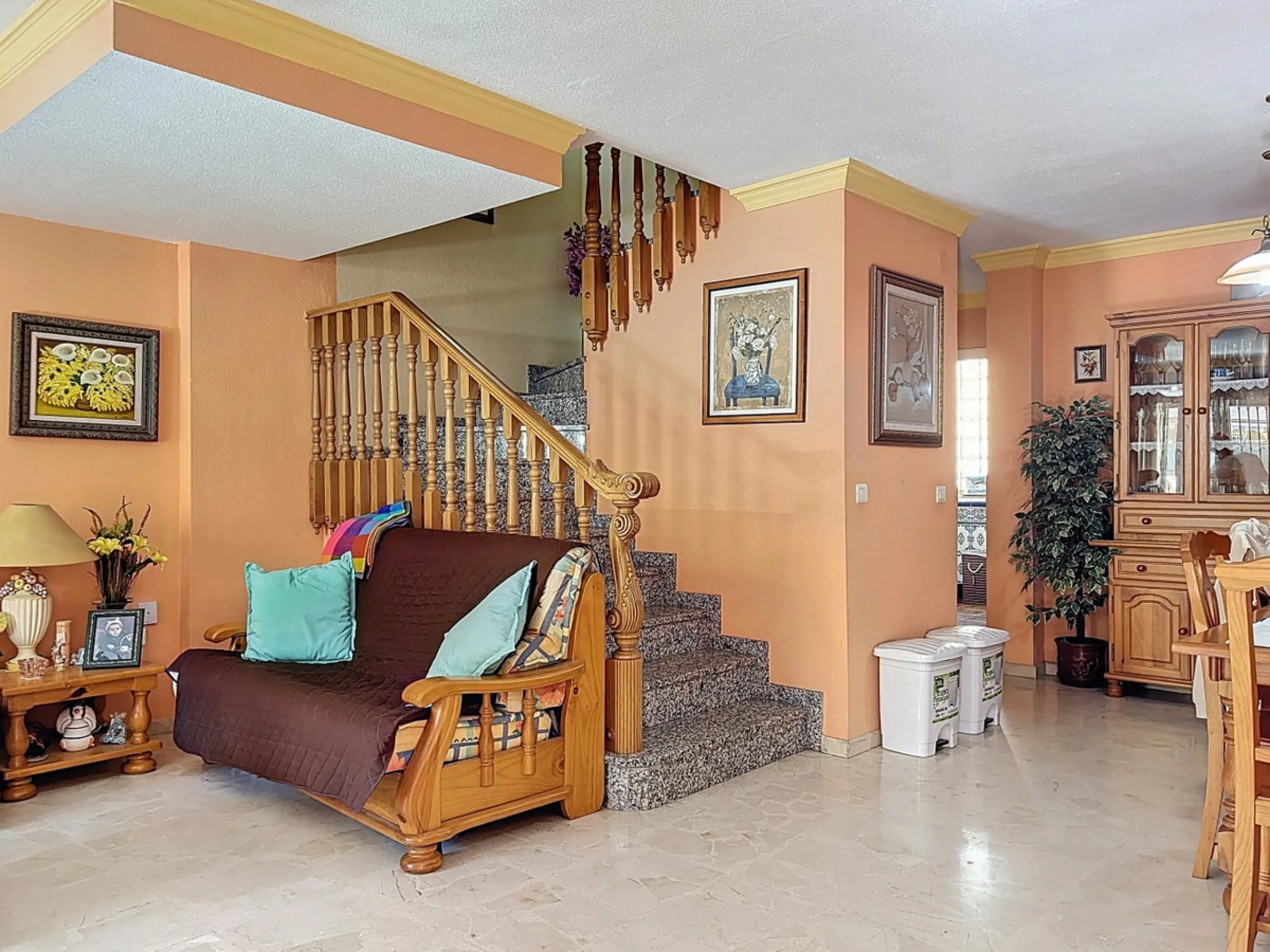 Located in the desirable residential area of El Tomillar, Torre del Mar, this spacious townhouse offers more than 210 m2 of built space across multiple levels, designed for comfortable family living. The property boasts six bedrooms and three full bathroo
