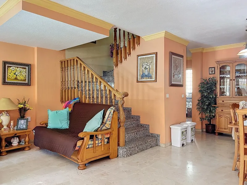 Located in the desirable residential area of El Tomillar, Torre del Mar, this spacious townhouse offers more than 210 m2 of built space across multiple levels, designed for comfortable family living. The property boasts six bedrooms and three full bathroo