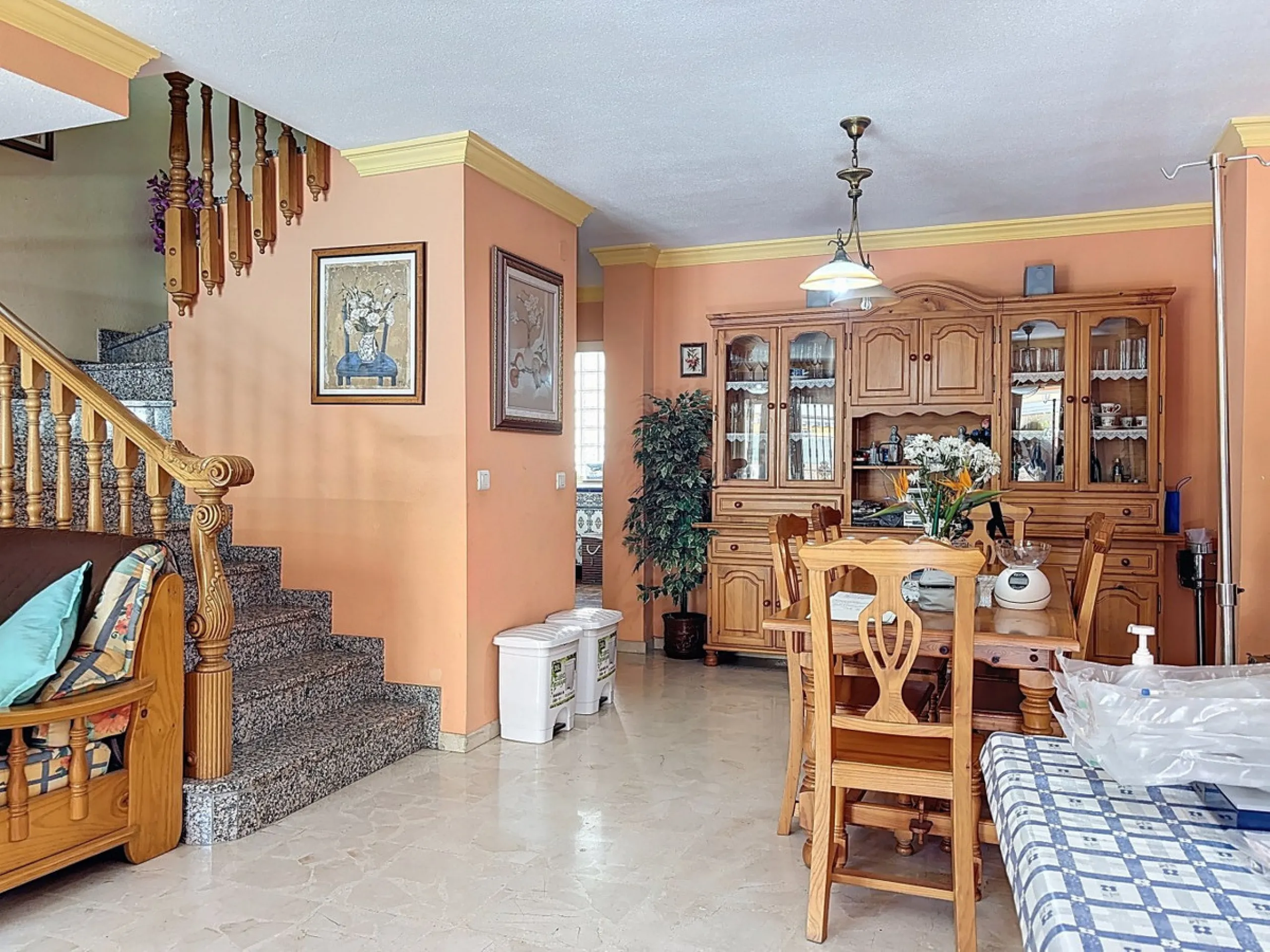 Located in the desirable residential area of El Tomillar, Torre del Mar, this spacious townhouse offers more than 210 m2 of built space across multiple levels, designed for comfortable family living. The property boasts six bedrooms and three full bathroo