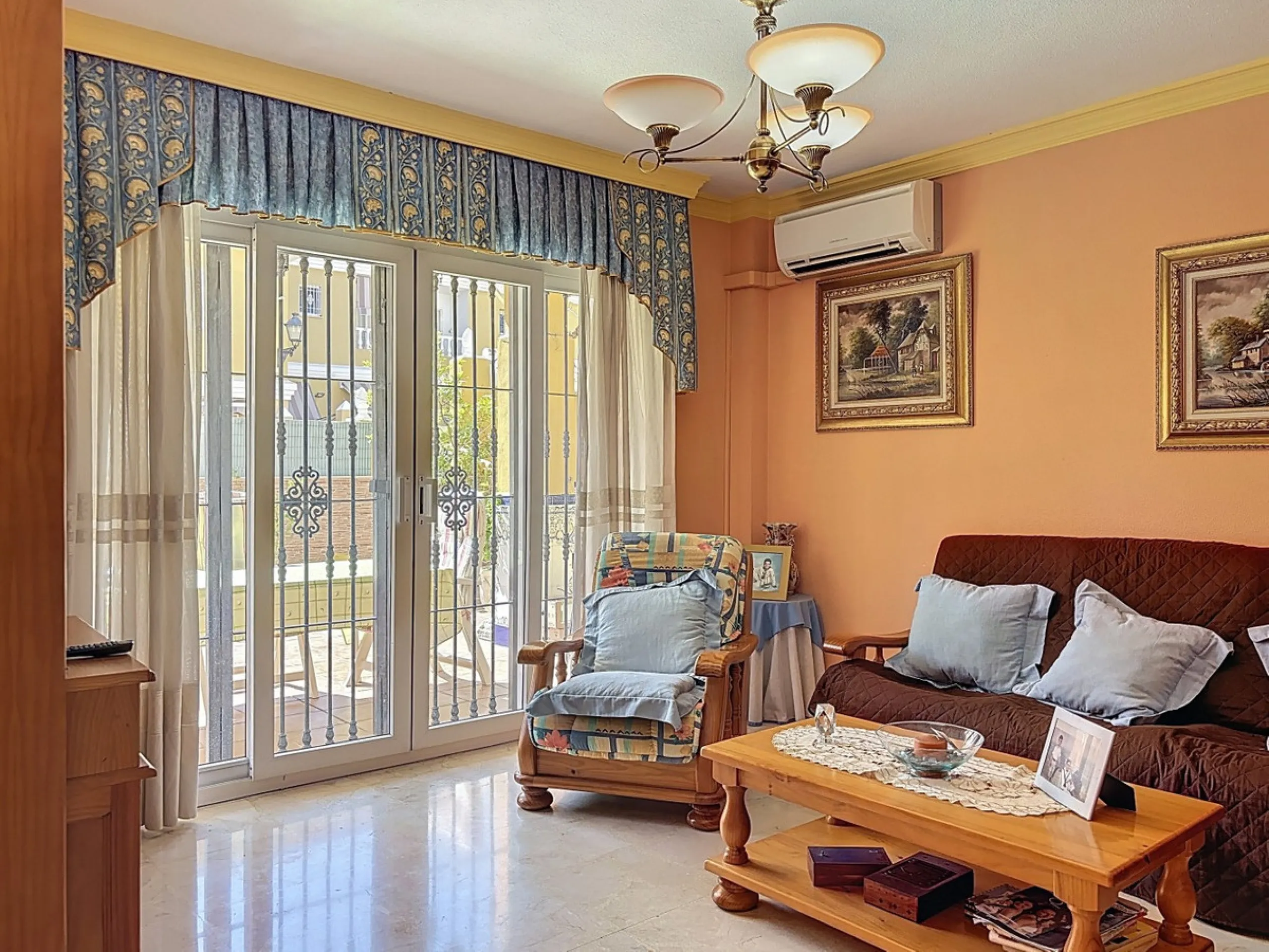 Located in the desirable residential area of El Tomillar, Torre del Mar, this spacious townhouse offers more than 210 m2 of built space across multiple levels, designed for comfortable family living. The property boasts six bedrooms and three full bathroo
