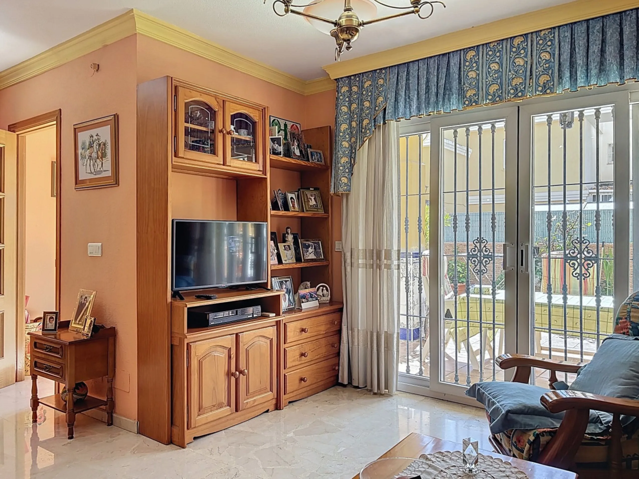 Located in the desirable residential area of El Tomillar, Torre del Mar, this spacious townhouse offers more than 210 m2 of built space across multiple levels, designed for comfortable family living. The property boasts six bedrooms and three full bathroo