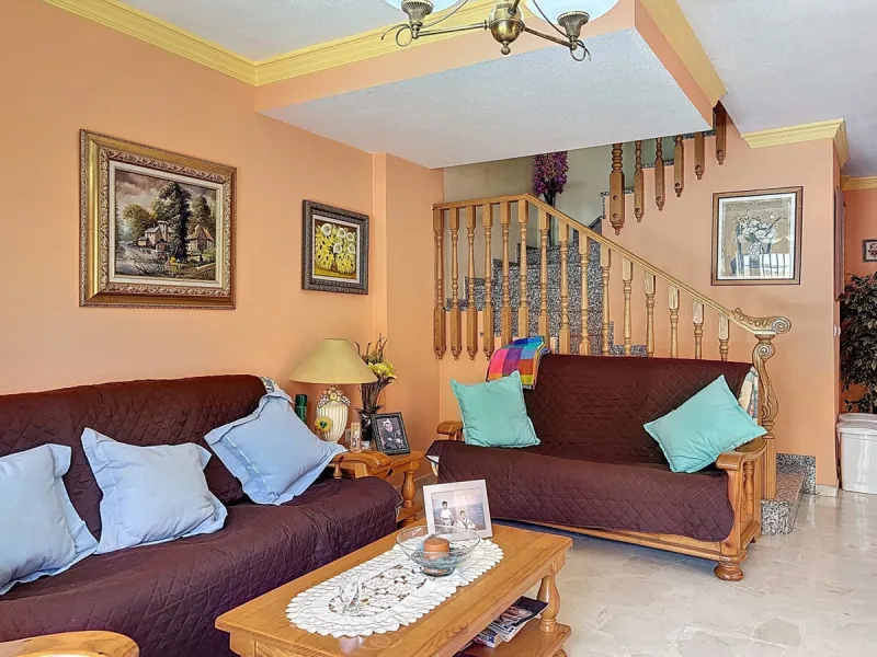 Located in the desirable residential area of El Tomillar, Torre del Mar, this spacious townhouse offers more than 210 m2 of built space across multiple levels, designed for comfortable family living. The property boasts six bedrooms and three full bathroo
