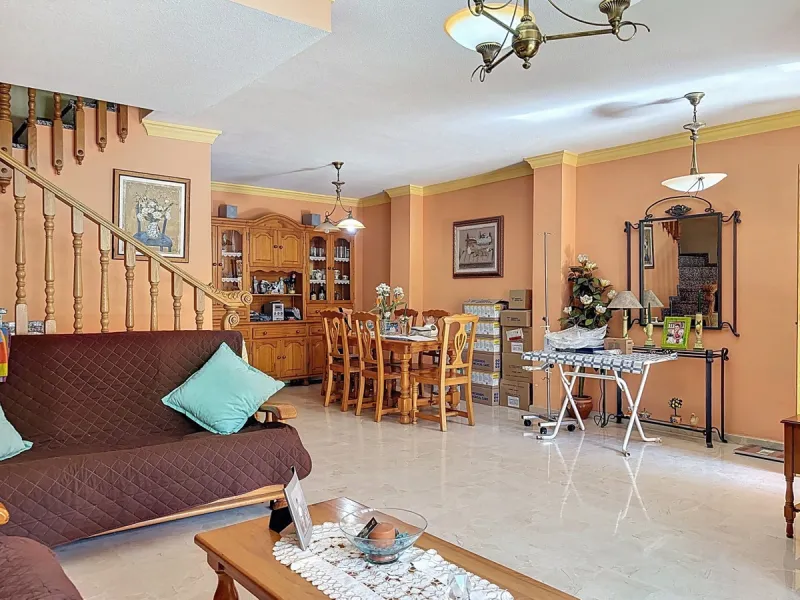 Located in the desirable residential area of El Tomillar, Torre del Mar, this spacious townhouse offers more than 210 m2 of built space across multiple levels, designed for comfortable family living. The property boasts six bedrooms and three full bathroo
