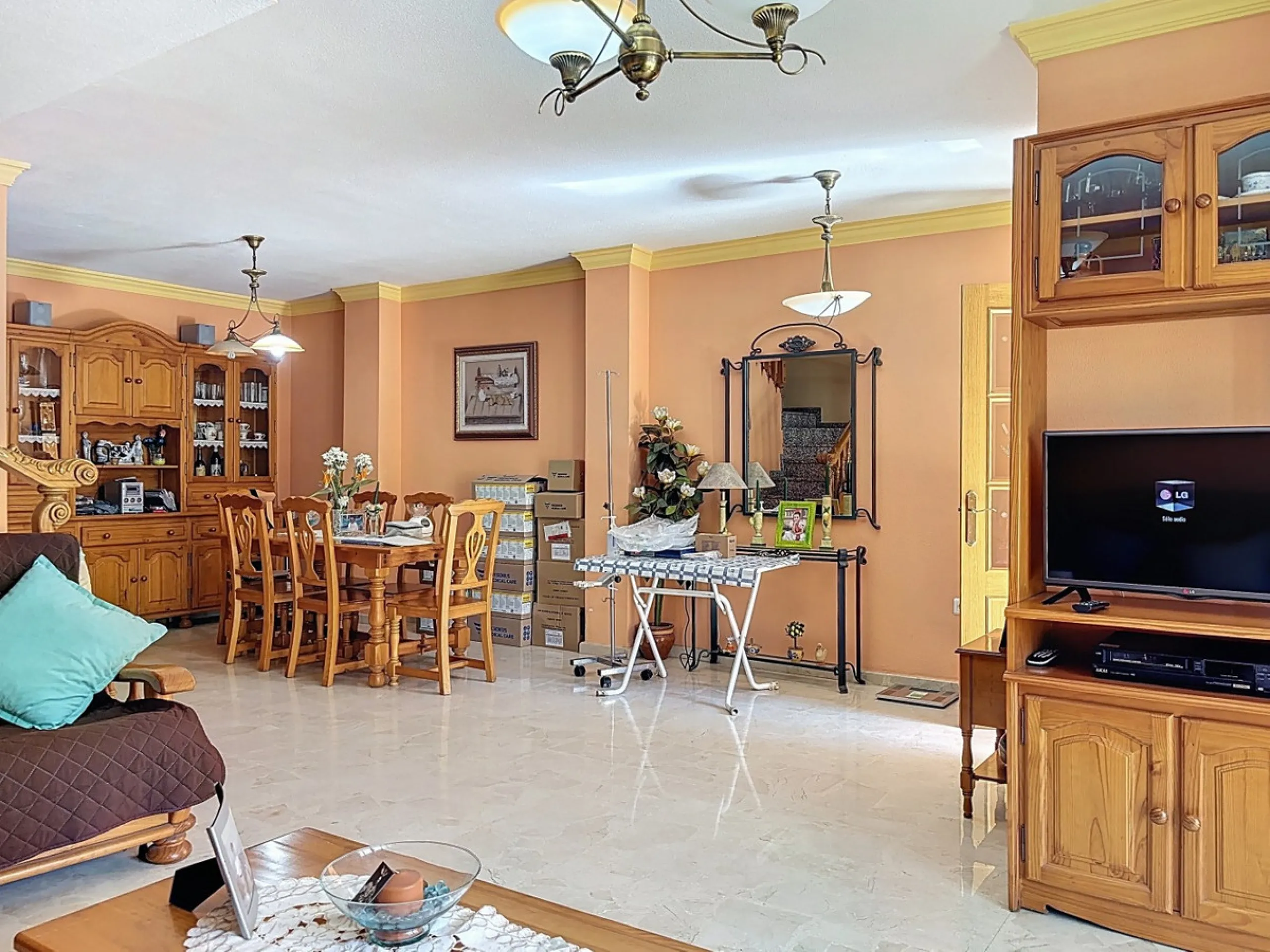 Located in the desirable residential area of El Tomillar, Torre del Mar, this spacious townhouse offers more than 210 m2 of built space across multiple levels, designed for comfortable family living. The property boasts six bedrooms and three full bathroo