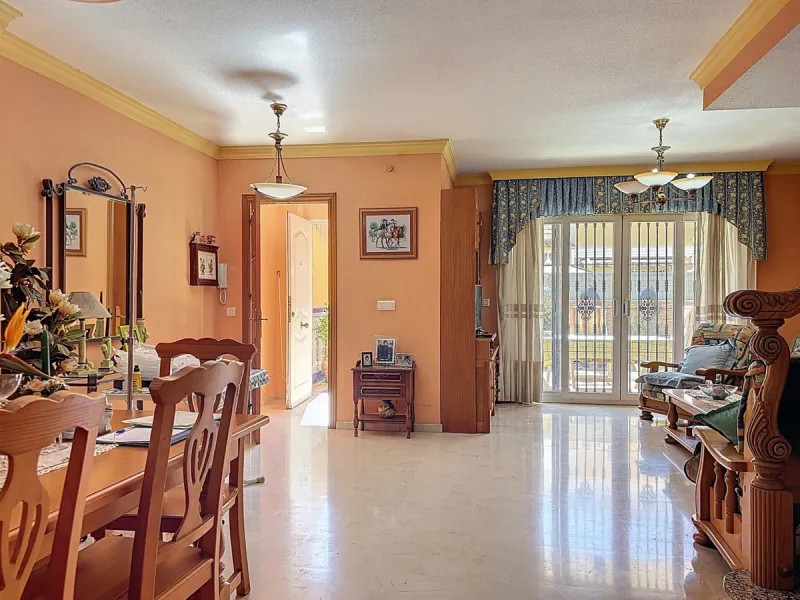 Located in the desirable residential area of El Tomillar, Torre del Mar, this spacious townhouse offers more than 210 m2 of built space across multiple levels, designed for comfortable family living. The property boasts six bedrooms and three full bathroo