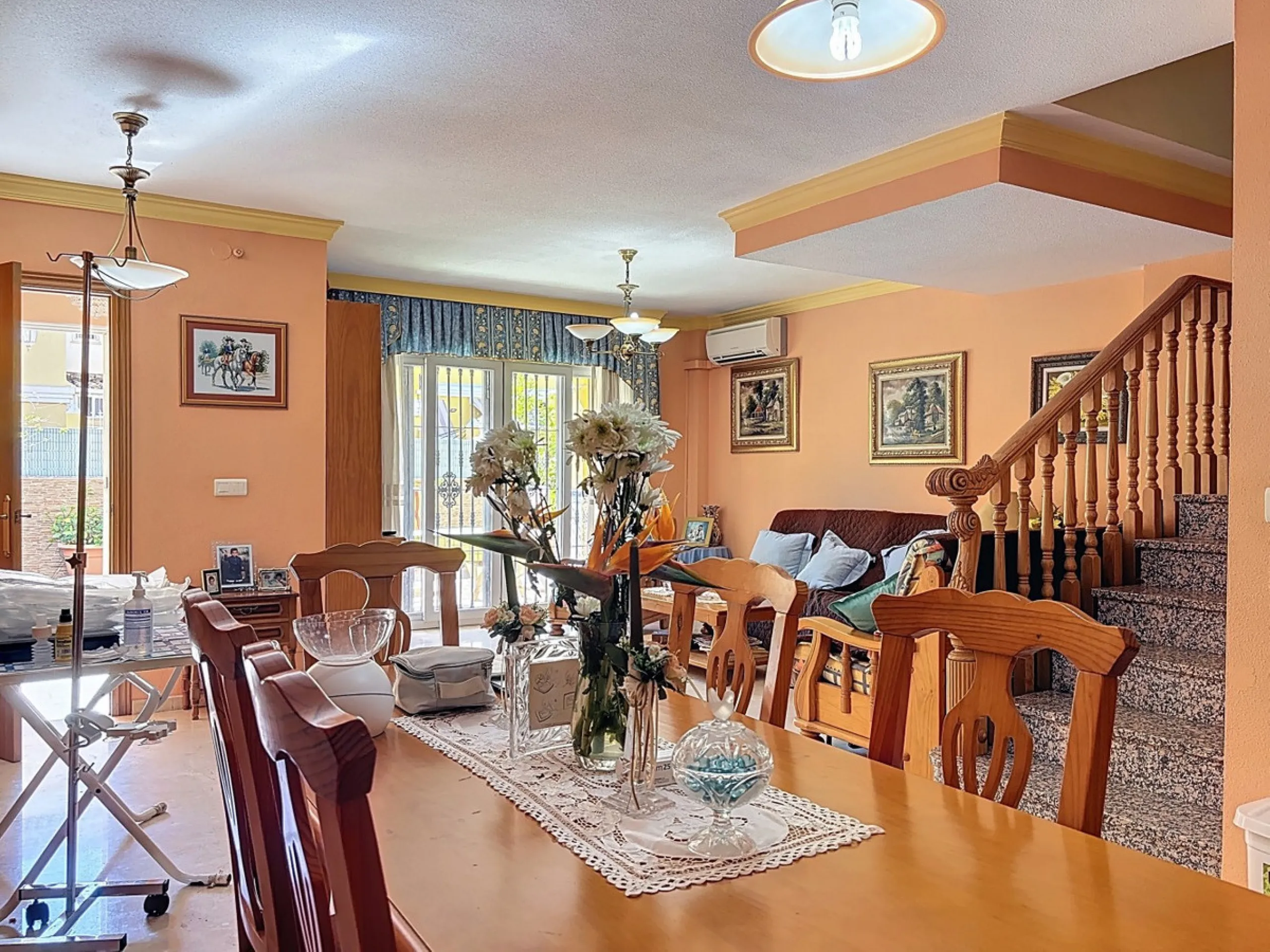 Located in the desirable residential area of El Tomillar, Torre del Mar, this spacious townhouse offers more than 210 m2 of built space across multiple levels, designed for comfortable family living. The property boasts six bedrooms and three full bathroo
