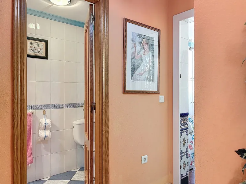 Located in the desirable residential area of El Tomillar, Torre del Mar, this spacious townhouse offers more than 210 m2 of built space across multiple levels, designed for comfortable family living. The property boasts six bedrooms and three full bathroo