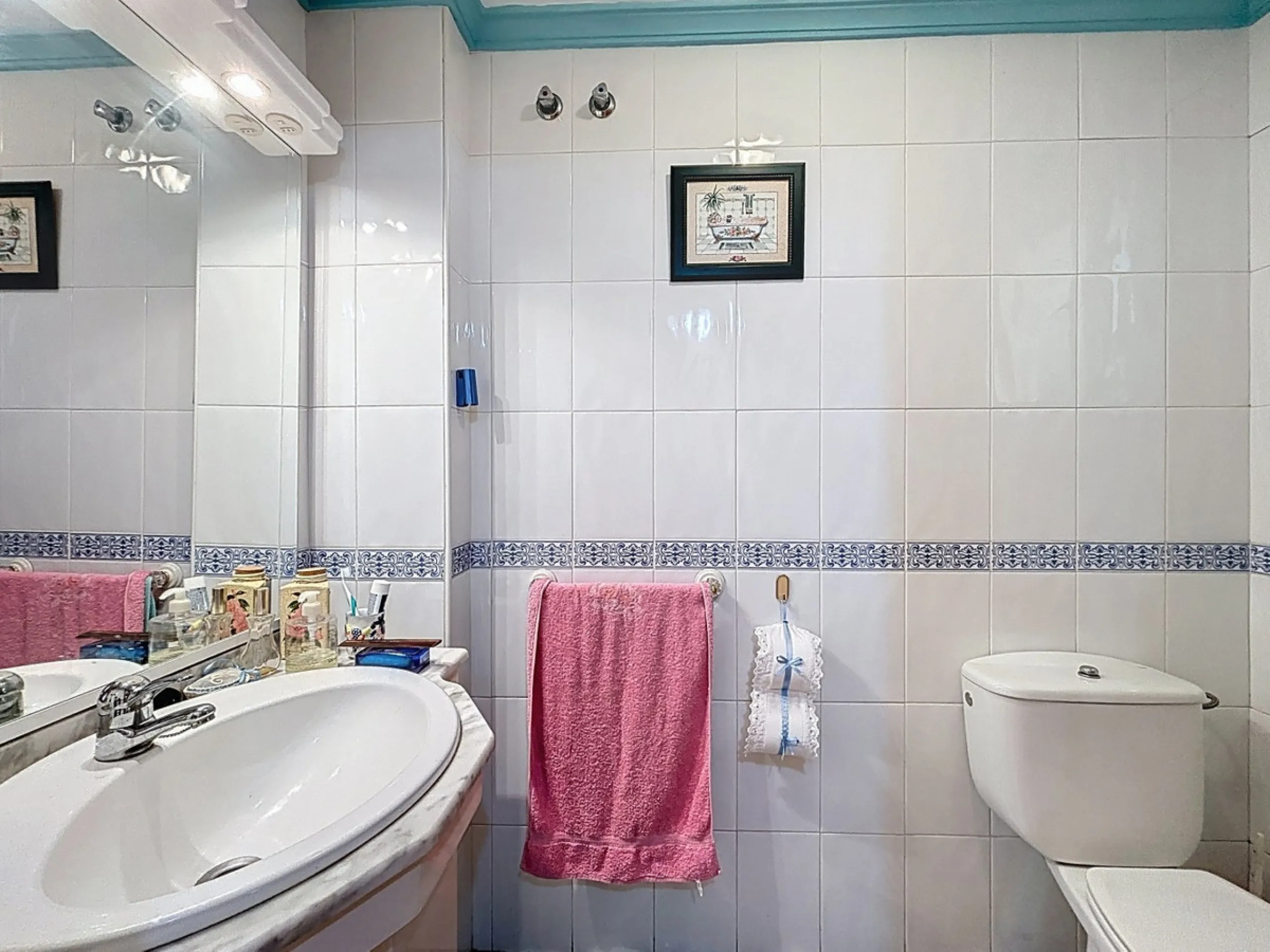 Located in the desirable residential area of El Tomillar, Torre del Mar, this spacious townhouse offers more than 210 m2 of built space across multiple levels, designed for comfortable family living. The property boasts six bedrooms and three full bathroo