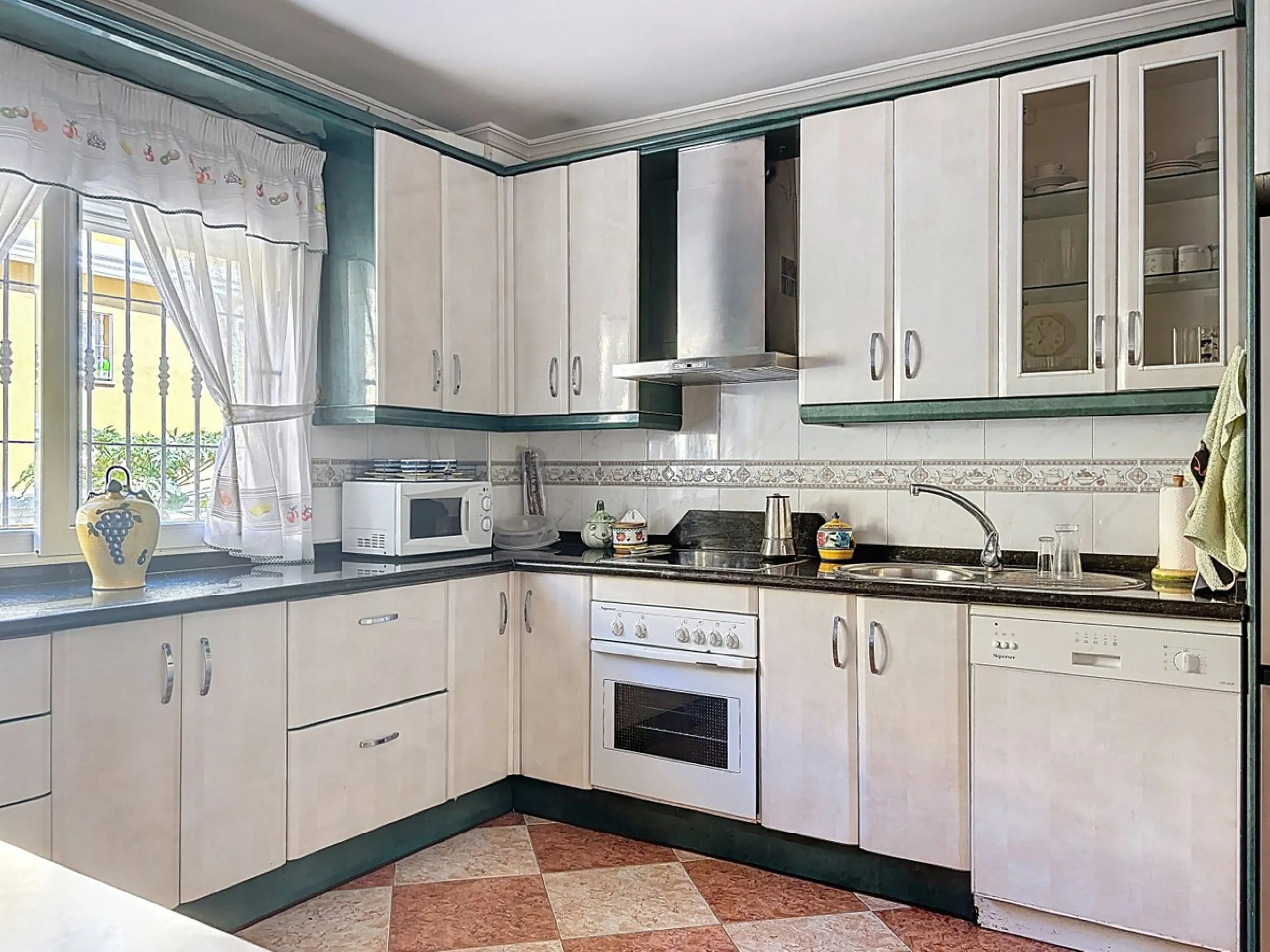Located in the desirable residential area of El Tomillar, Torre del Mar, this spacious townhouse offers more than 210 m2 of built space across multiple levels, designed for comfortable family living. The property boasts six bedrooms and three full bathroo