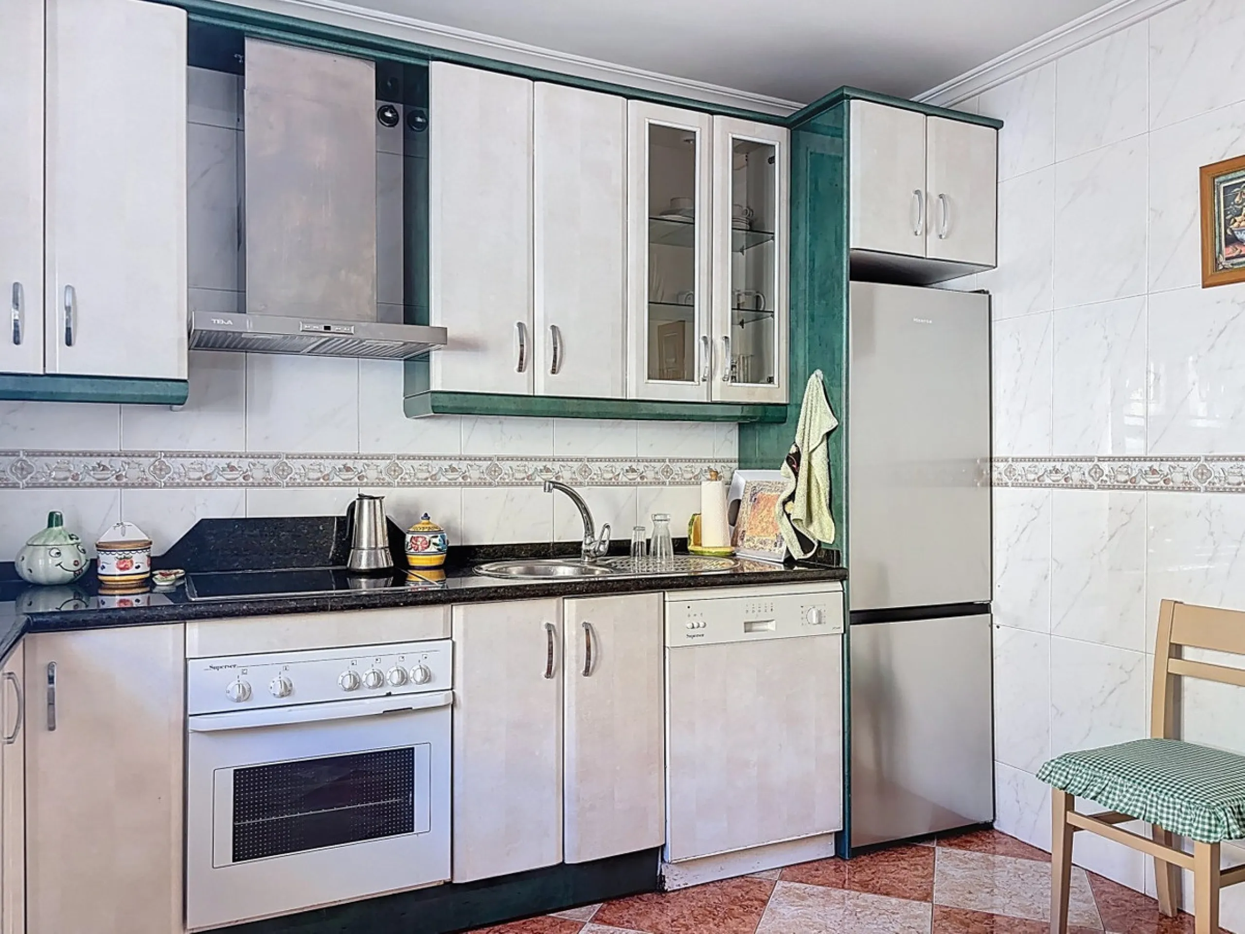Located in the desirable residential area of El Tomillar, Torre del Mar, this spacious townhouse offers more than 210 m2 of built space across multiple levels, designed for comfortable family living. The property boasts six bedrooms and three full bathroo