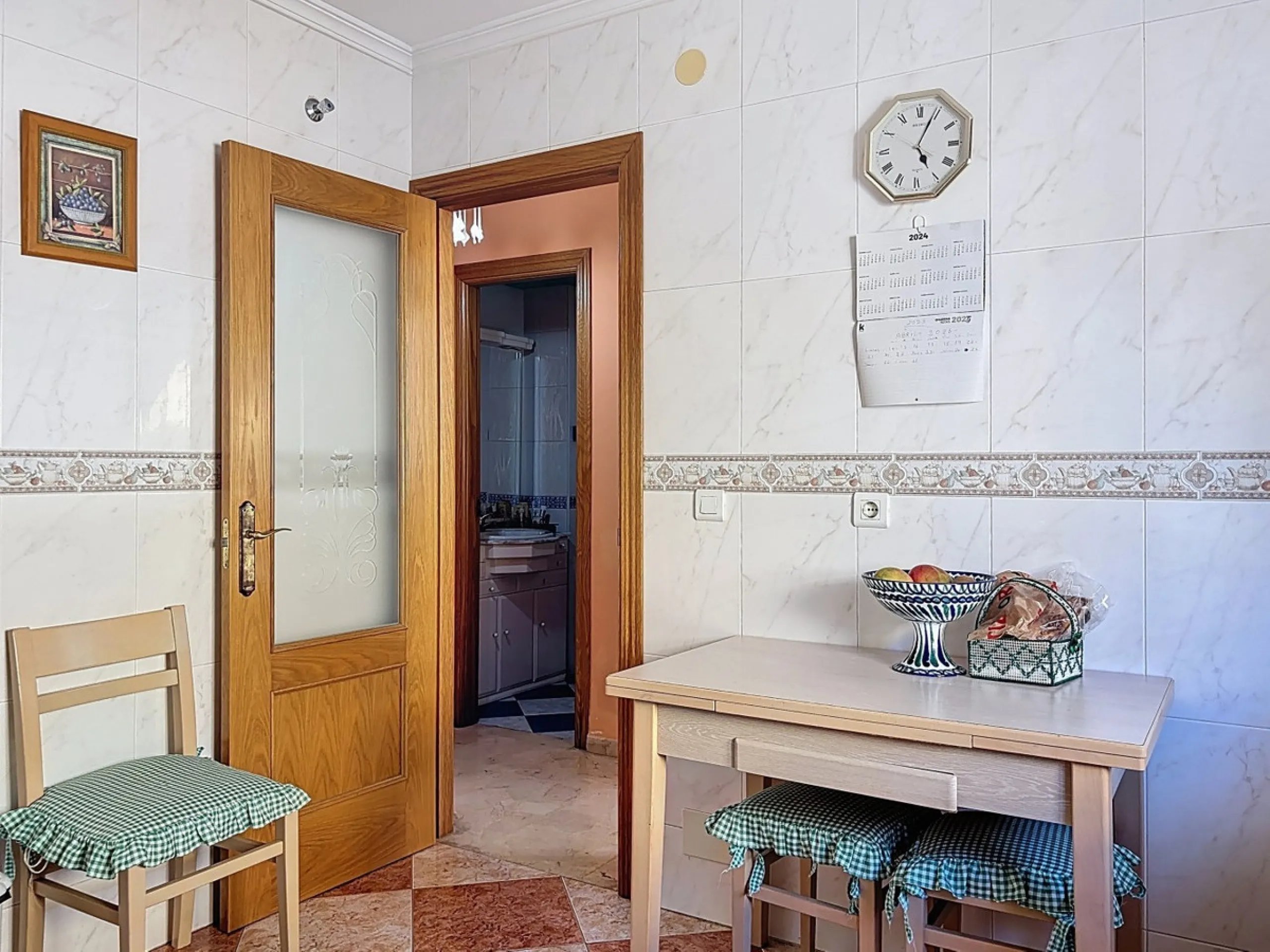 Located in the desirable residential area of El Tomillar, Torre del Mar, this spacious townhouse offers more than 210 m2 of built space across multiple levels, designed for comfortable family living. The property boasts six bedrooms and three full bathroo