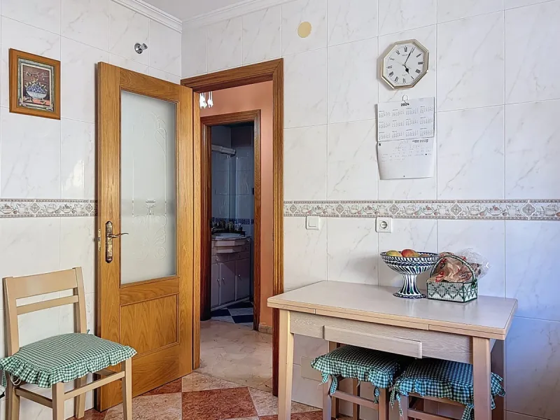Located in the desirable residential area of El Tomillar, Torre del Mar, this spacious townhouse offers more than 210 m2 of built space across multiple levels, designed for comfortable family living. The property boasts six bedrooms and three full bathroo
