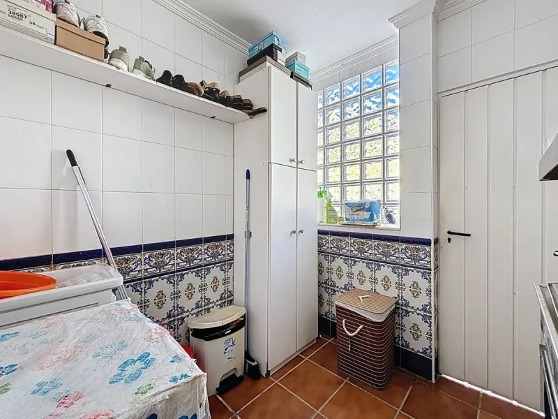 Located in the desirable residential area of El Tomillar, Torre del Mar, this spacious townhouse offers more than 210 m2 of built space across multiple levels, designed for comfortable family living. The property boasts six bedrooms and three full bathroo