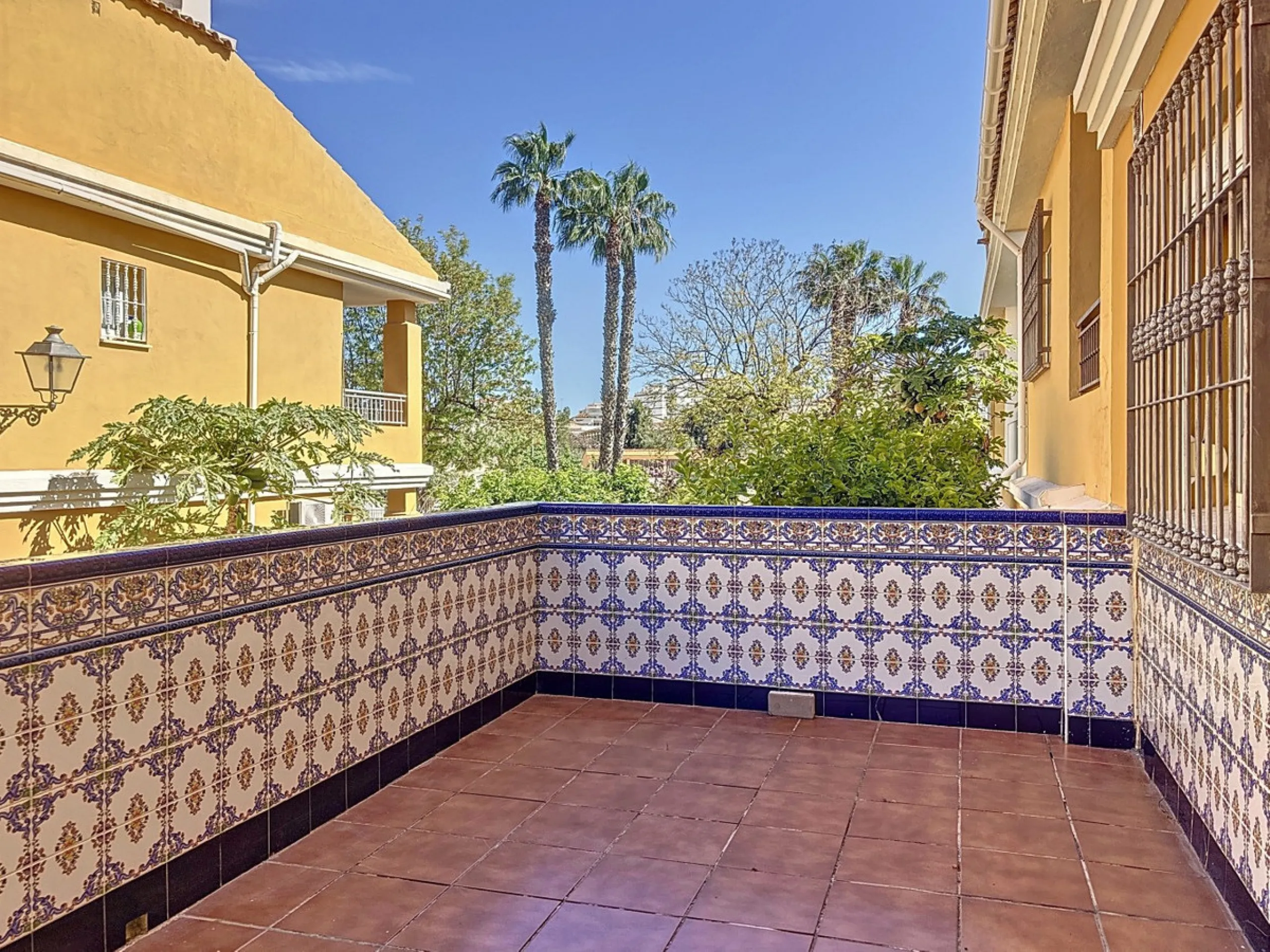 Located in the desirable residential area of El Tomillar, Torre del Mar, this spacious townhouse offers more than 210 m2 of built space across multiple levels, designed for comfortable family living. The property boasts six bedrooms and three full bathroo