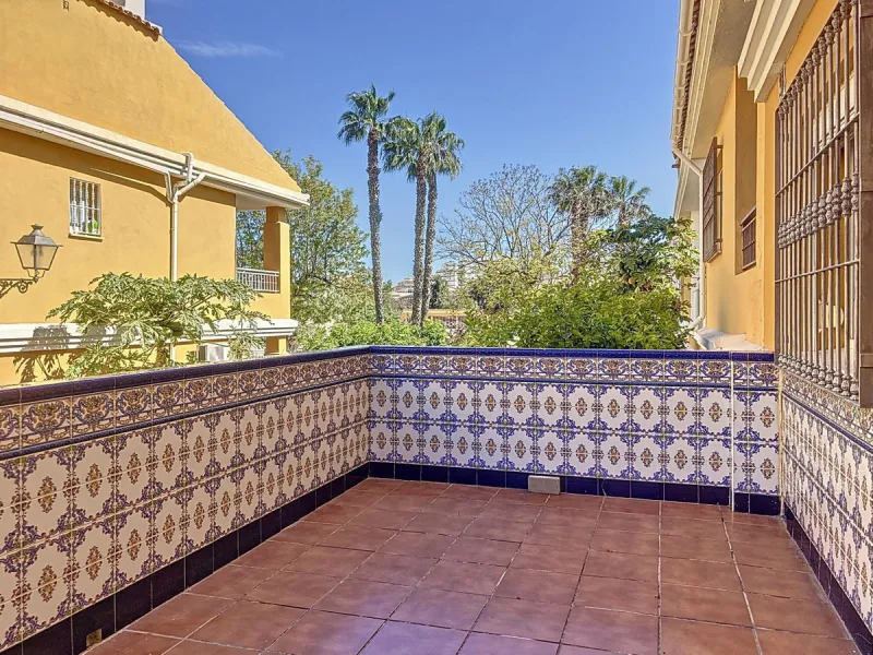 Located in the desirable residential area of El Tomillar, Torre del Mar, this spacious townhouse offers more than 210 m2 of built space across multiple levels, designed for comfortable family living. The property boasts six bedrooms and three full bathroo