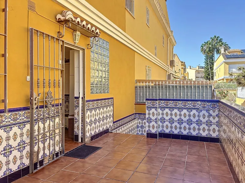 Located in the desirable residential area of El Tomillar, Torre del Mar, this spacious townhouse offers more than 210 m2 of built space across multiple levels, designed for comfortable family living. The property boasts six bedrooms and three full bathroo