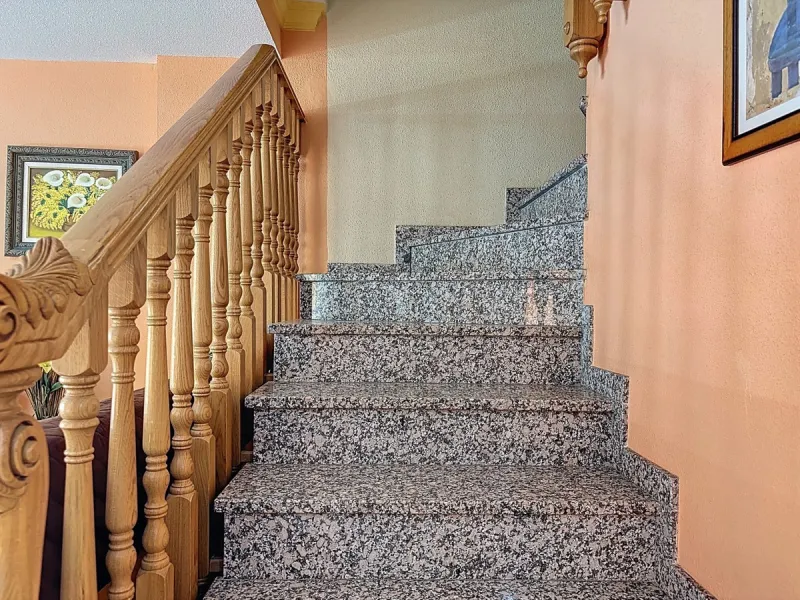 Located in the desirable residential area of El Tomillar, Torre del Mar, this spacious townhouse offers more than 210 m2 of built space across multiple levels, designed for comfortable family living. The property boasts six bedrooms and three full bathroo
