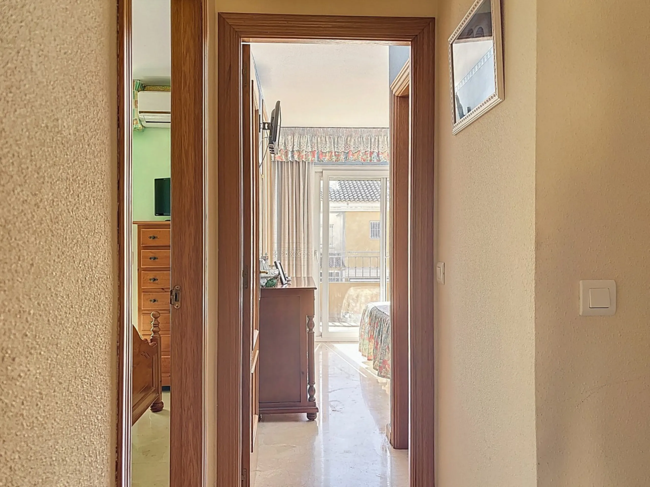 Located in the desirable residential area of El Tomillar, Torre del Mar, this spacious townhouse offers more than 210 m2 of built space across multiple levels, designed for comfortable family living. The property boasts six bedrooms and three full bathroo