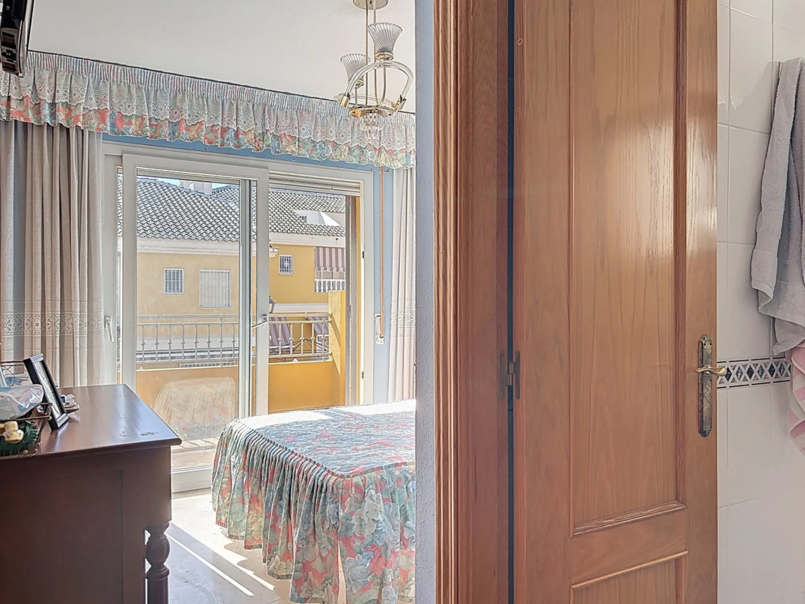 Located in the desirable residential area of El Tomillar, Torre del Mar, this spacious townhouse offers more than 210 m2 of built space across multiple levels, designed for comfortable family living. The property boasts six bedrooms and three full bathroo