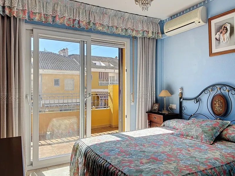 Located in the desirable residential area of El Tomillar, Torre del Mar, this spacious townhouse offers more than 210 m2 of built space across multiple levels, designed for comfortable family living. The property boasts six bedrooms and three full bathroo