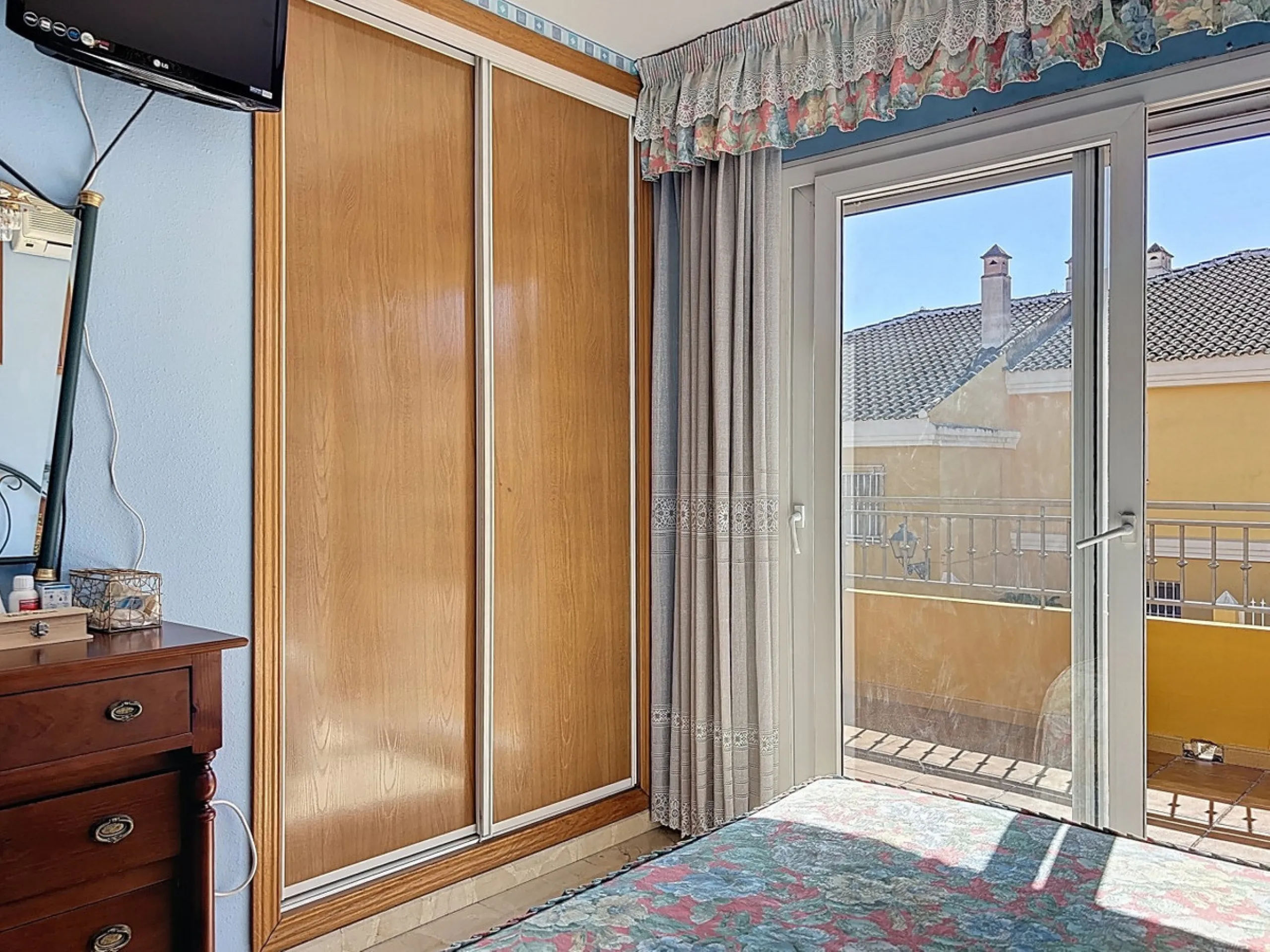 Located in the desirable residential area of El Tomillar, Torre del Mar, this spacious townhouse offers more than 210 m2 of built space across multiple levels, designed for comfortable family living. The property boasts six bedrooms and three full bathroo