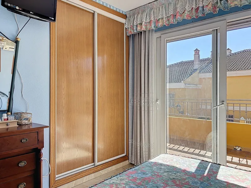 Located in the desirable residential area of El Tomillar, Torre del Mar, this spacious townhouse offers more than 210 m2 of built space across multiple levels, designed for comfortable family living. The property boasts six bedrooms and three full bathroo