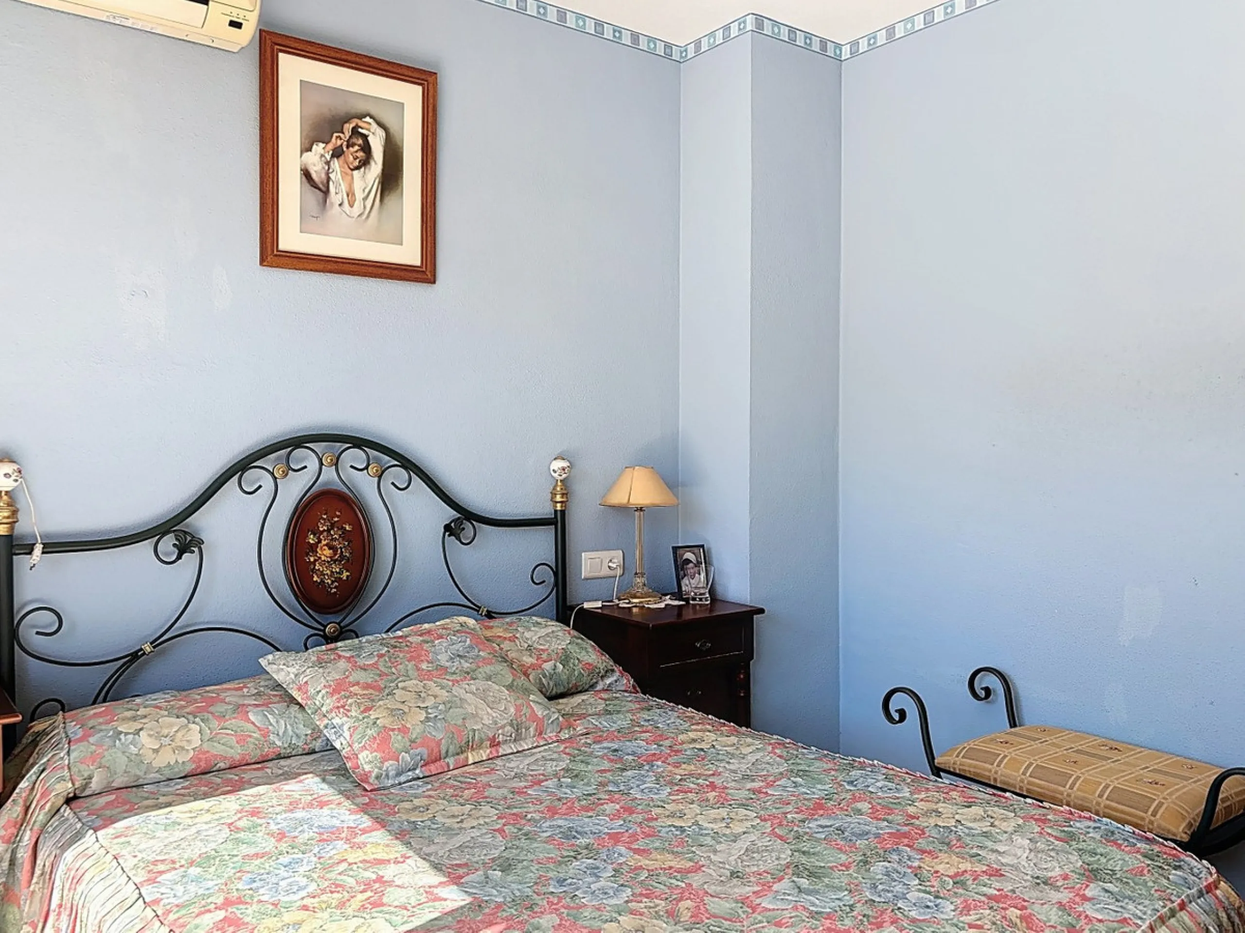 Located in the desirable residential area of El Tomillar, Torre del Mar, this spacious townhouse offers more than 210 m2 of built space across multiple levels, designed for comfortable family living. The property boasts six bedrooms and three full bathroo