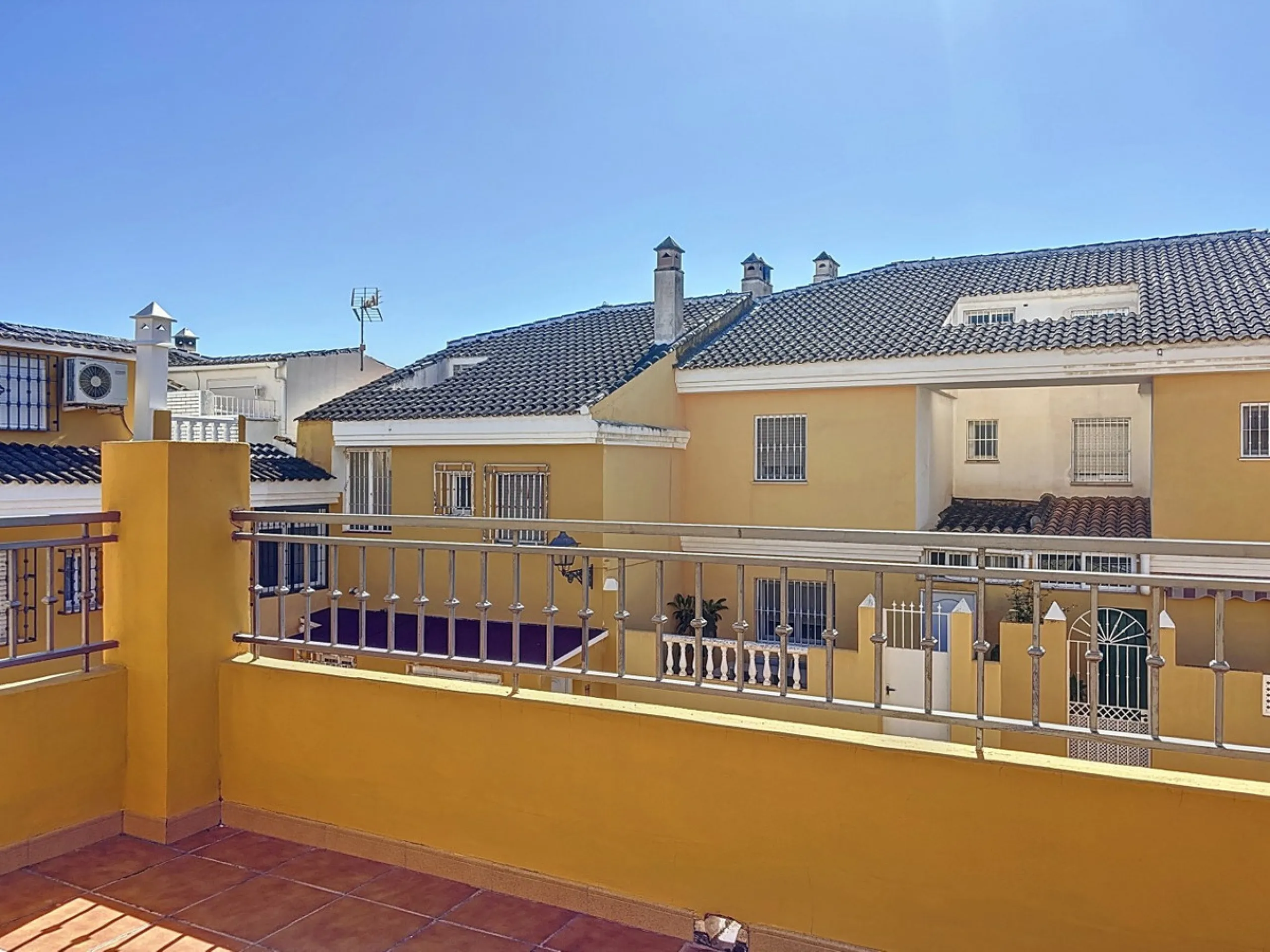 Located in the desirable residential area of El Tomillar, Torre del Mar, this spacious townhouse offers more than 210 m2 of built space across multiple levels, designed for comfortable family living. The property boasts six bedrooms and three full bathroo