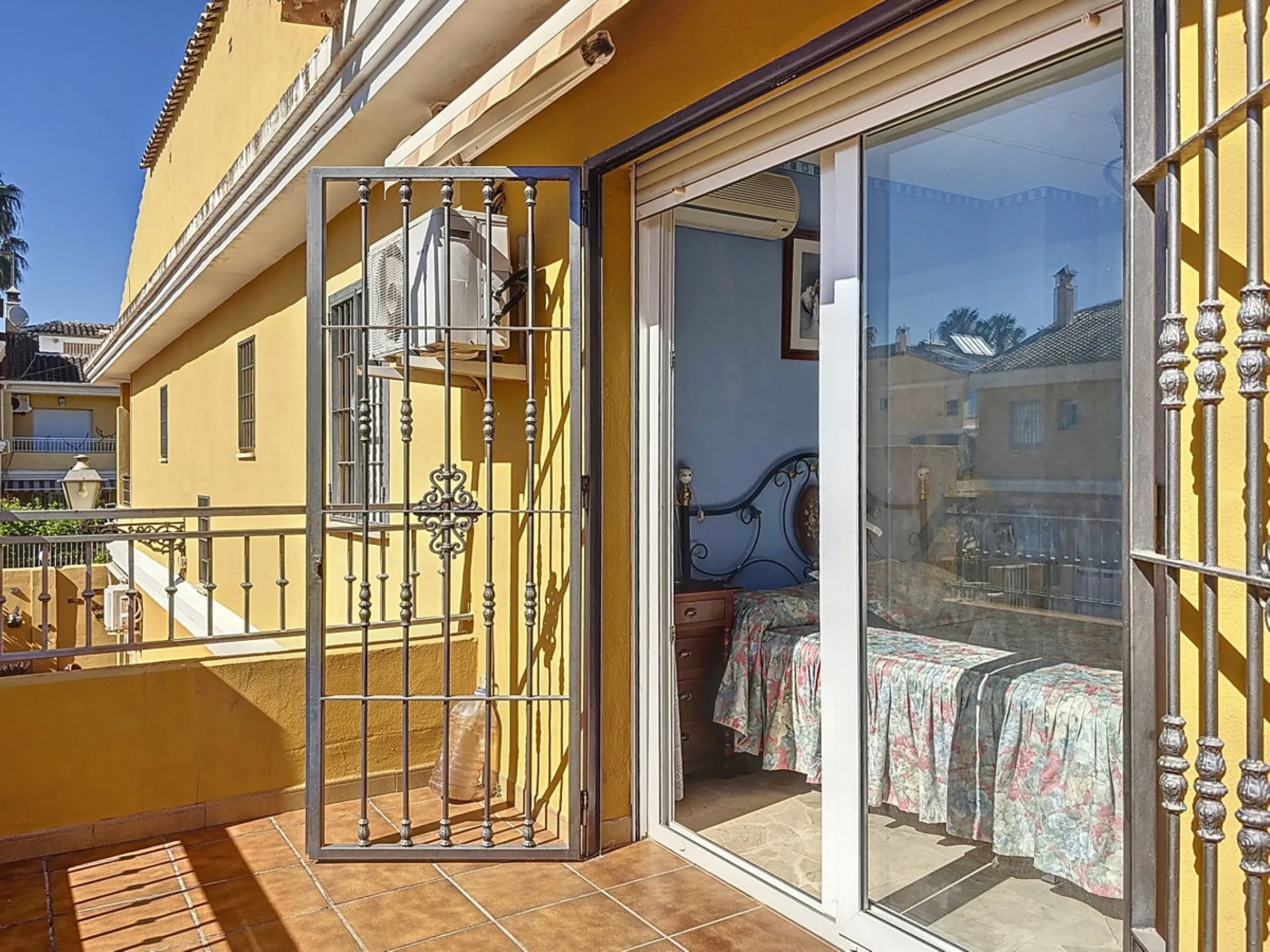 Located in the desirable residential area of El Tomillar, Torre del Mar, this spacious townhouse offers more than 210 m2 of built space across multiple levels, designed for comfortable family living. The property boasts six bedrooms and three full bathroo