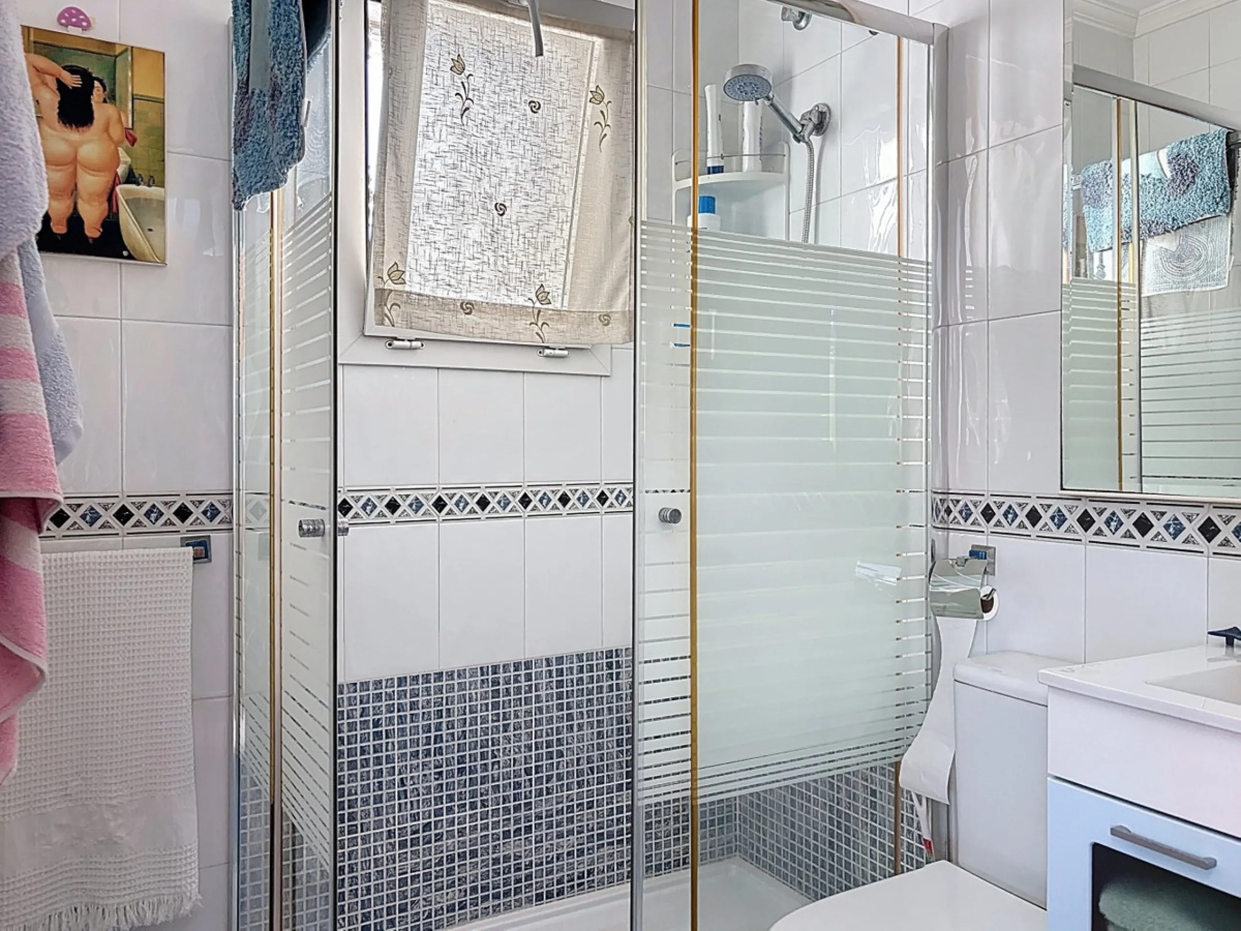 Located in the desirable residential area of El Tomillar, Torre del Mar, this spacious townhouse offers more than 210 m2 of built space across multiple levels, designed for comfortable family living. The property boasts six bedrooms and three full bathroo