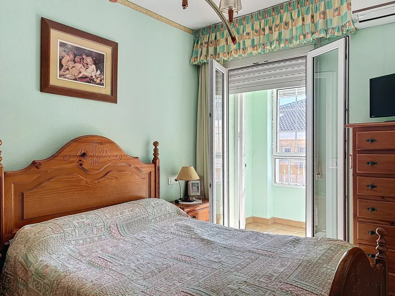 Located in the desirable residential area of El Tomillar, Torre del Mar, this spacious townhouse offers more than 210 m2 of built space across multiple levels, designed for comfortable family living. The property boasts six bedrooms and three full bathroo