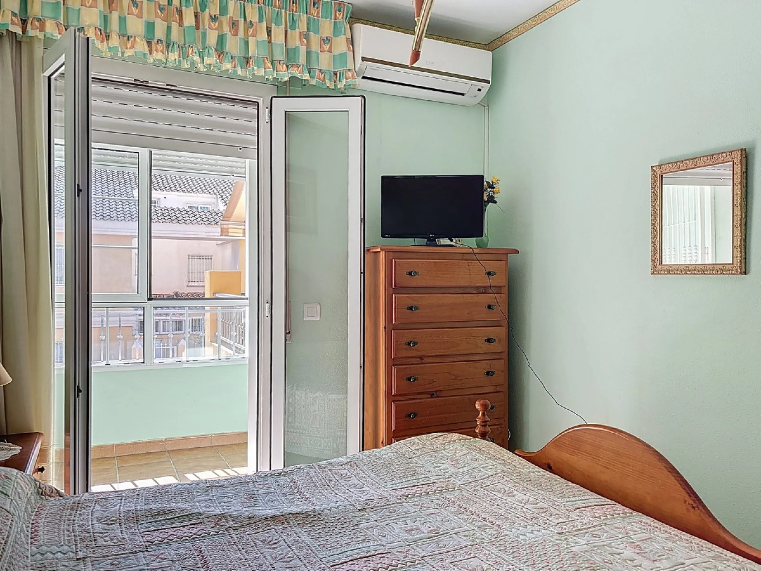 Located in the desirable residential area of El Tomillar, Torre del Mar, this spacious townhouse offers more than 210 m2 of built space across multiple levels, designed for comfortable family living. The property boasts six bedrooms and three full bathroo