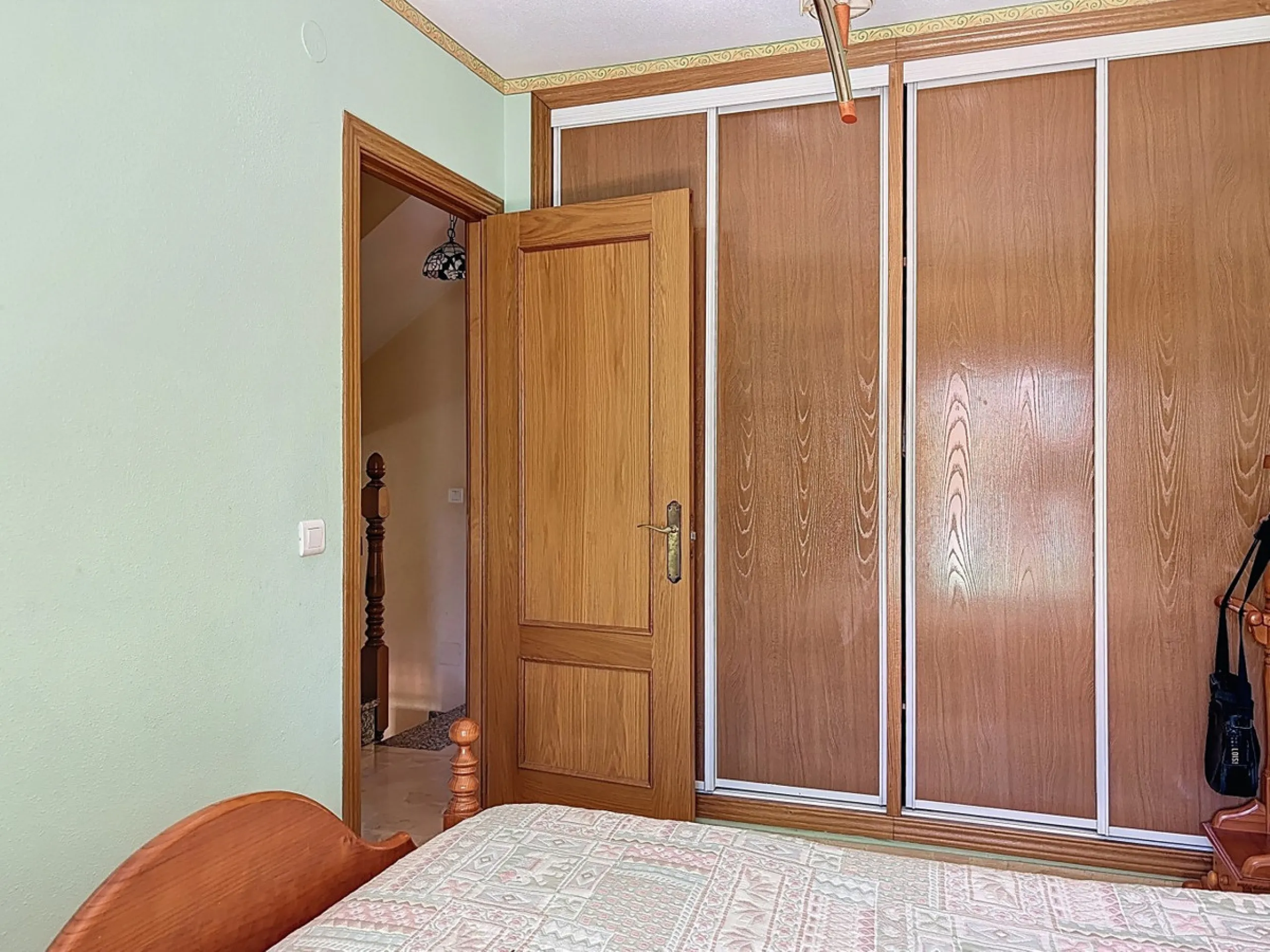 Located in the desirable residential area of El Tomillar, Torre del Mar, this spacious townhouse offers more than 210 m2 of built space across multiple levels, designed for comfortable family living. The property boasts six bedrooms and three full bathroo