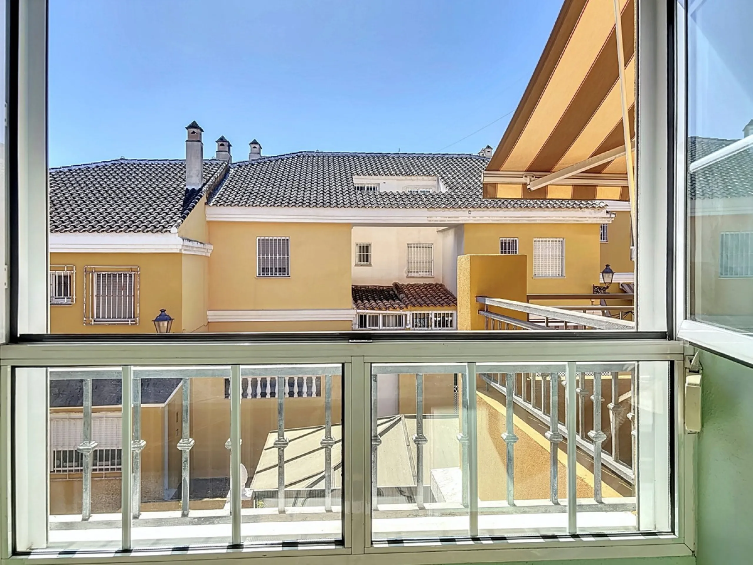 Located in the desirable residential area of El Tomillar, Torre del Mar, this spacious townhouse offers more than 210 m2 of built space across multiple levels, designed for comfortable family living. The property boasts six bedrooms and three full bathroo