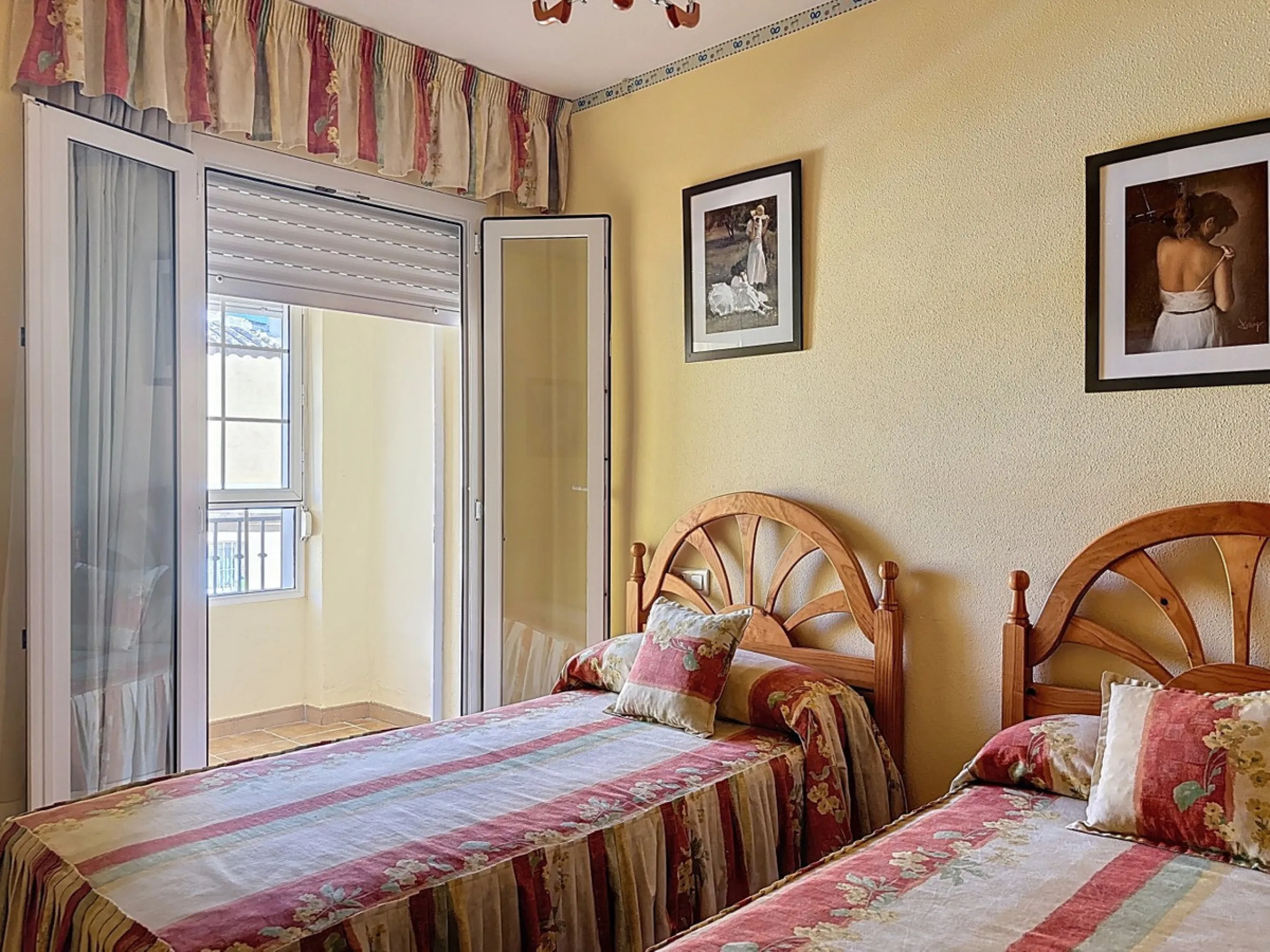 Located in the desirable residential area of El Tomillar, Torre del Mar, this spacious townhouse offers more than 210 m2 of built space across multiple levels, designed for comfortable family living. The property boasts six bedrooms and three full bathroo