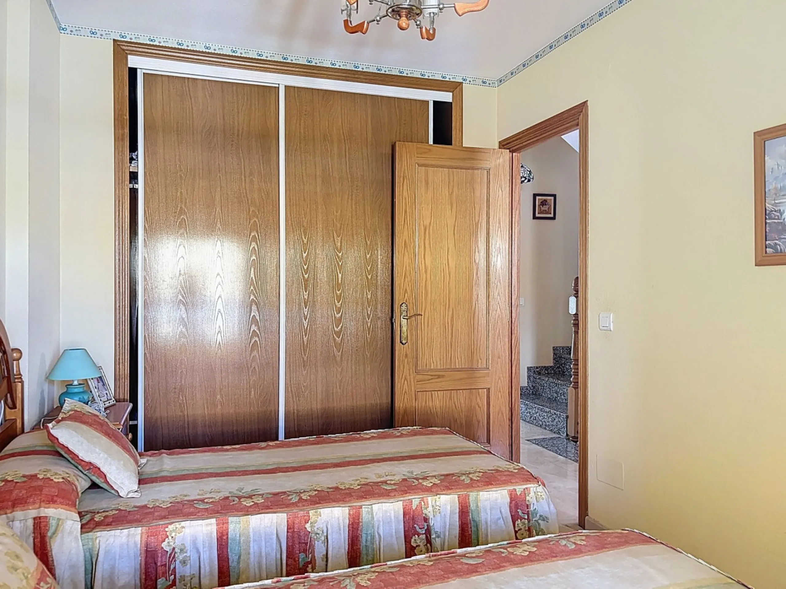 Located in the desirable residential area of El Tomillar, Torre del Mar, this spacious townhouse offers more than 210 m2 of built space across multiple levels, designed for comfortable family living. The property boasts six bedrooms and three full bathroo