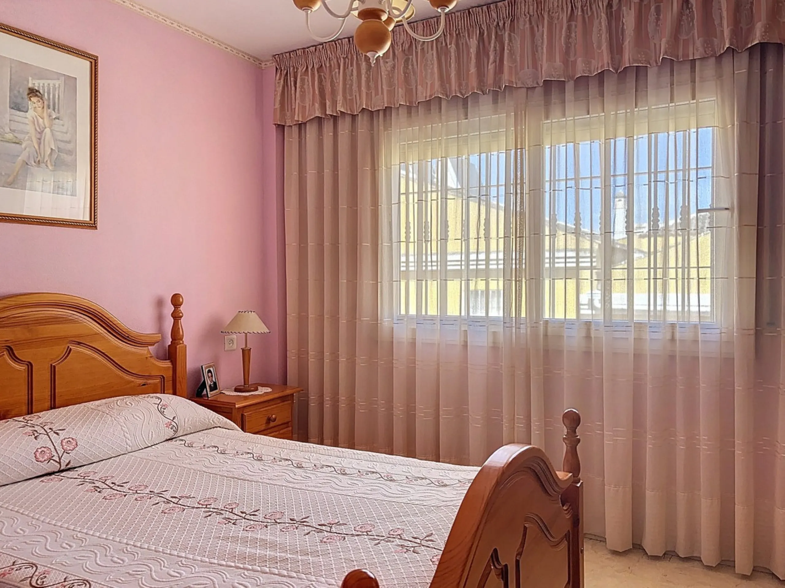 Located in the desirable residential area of El Tomillar, Torre del Mar, this spacious townhouse offers more than 210 m2 of built space across multiple levels, designed for comfortable family living. The property boasts six bedrooms and three full bathroo