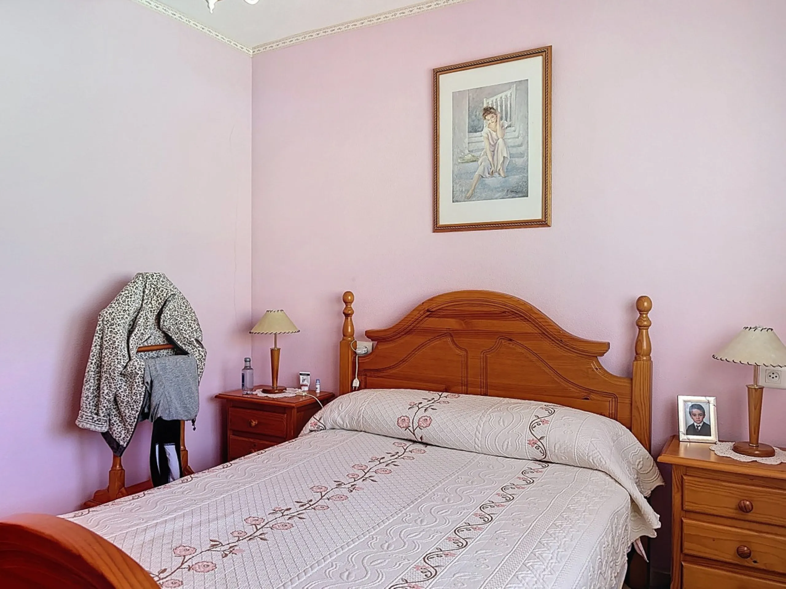 Located in the desirable residential area of El Tomillar, Torre del Mar, this spacious townhouse offers more than 210 m2 of built space across multiple levels, designed for comfortable family living. The property boasts six bedrooms and three full bathroo