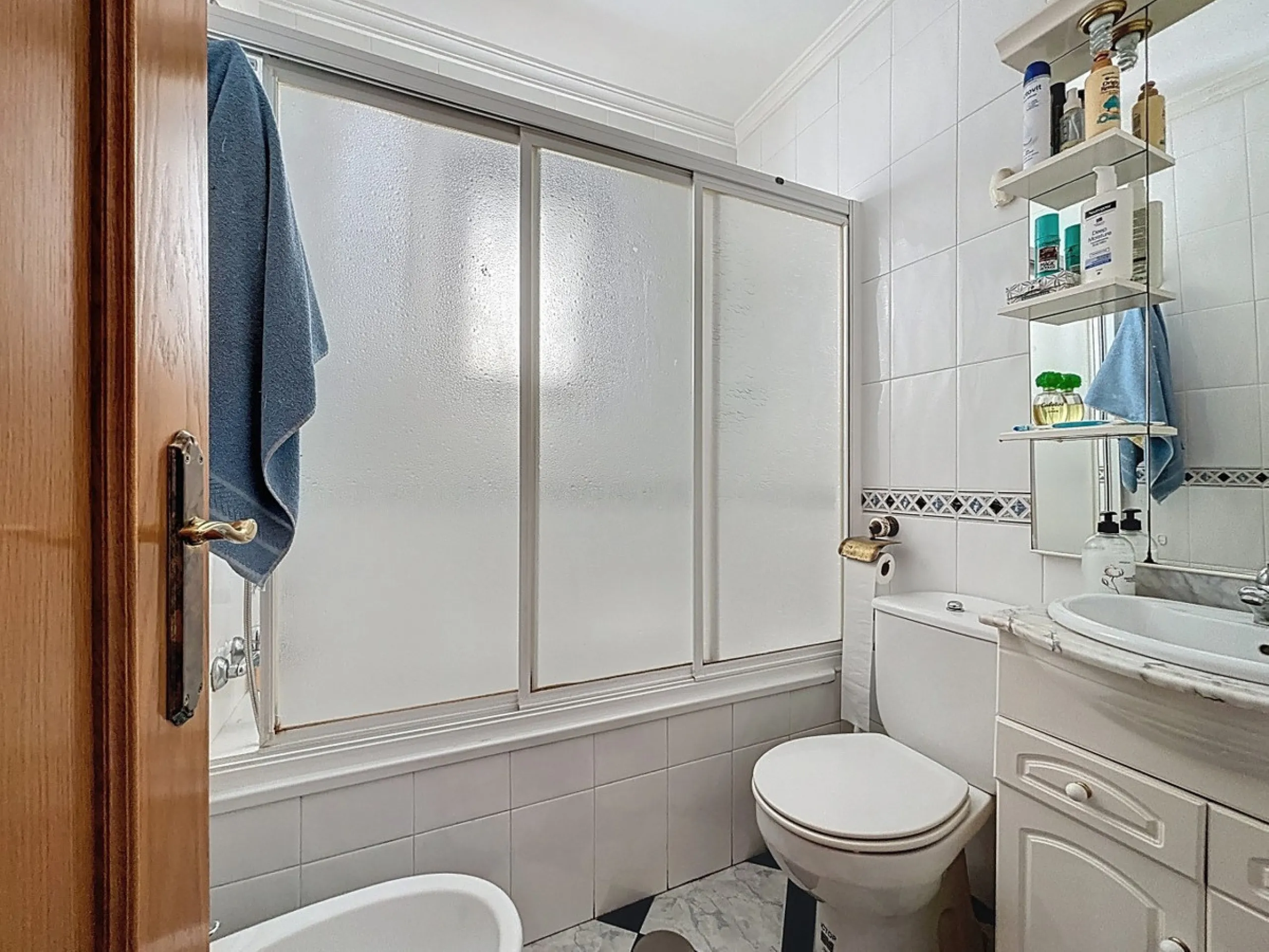 Located in the desirable residential area of El Tomillar, Torre del Mar, this spacious townhouse offers more than 210 m2 of built space across multiple levels, designed for comfortable family living. The property boasts six bedrooms and three full bathroo
