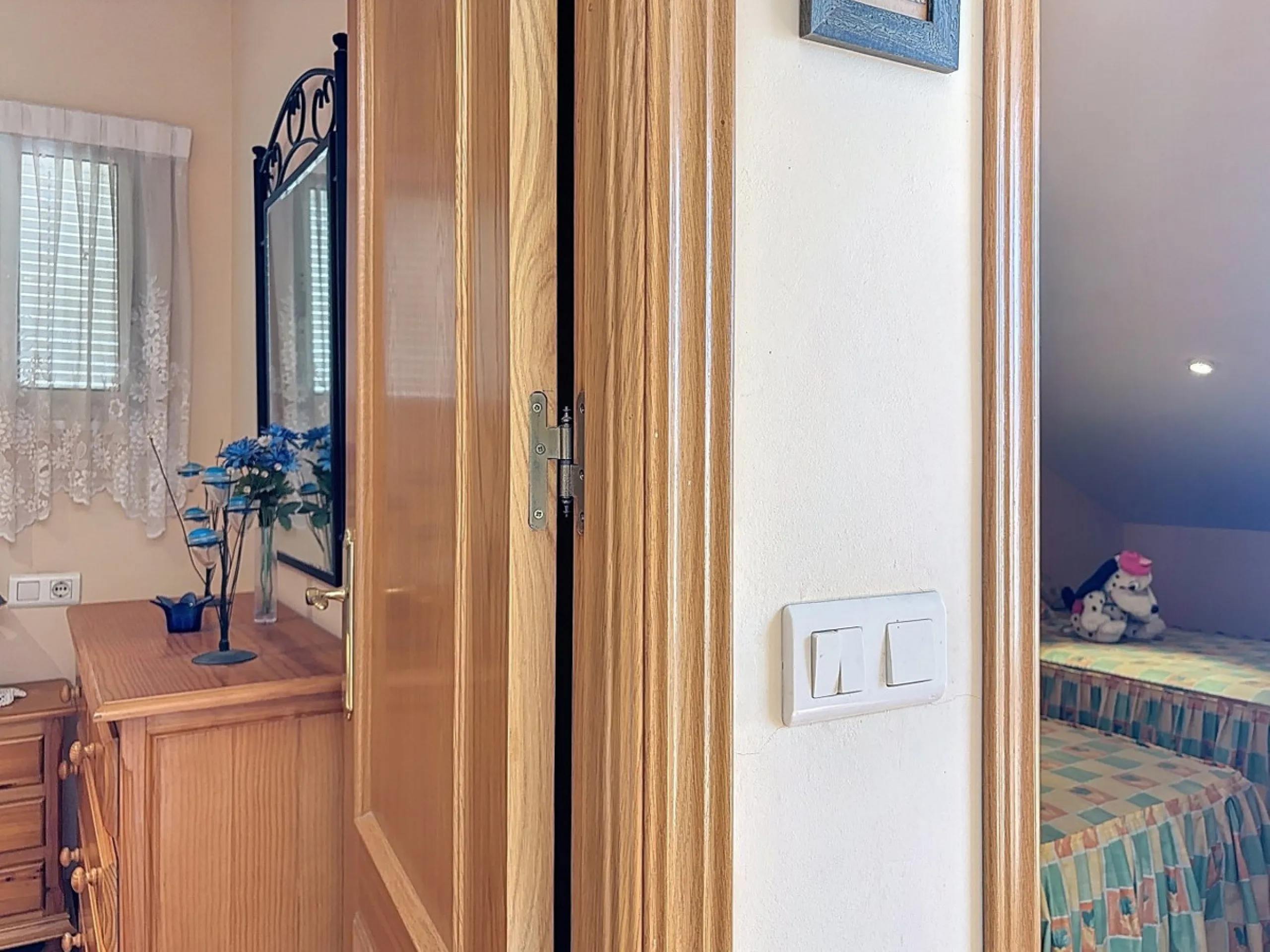 Located in the desirable residential area of El Tomillar, Torre del Mar, this spacious townhouse offers more than 210 m2 of built space across multiple levels, designed for comfortable family living. The property boasts six bedrooms and three full bathroo
