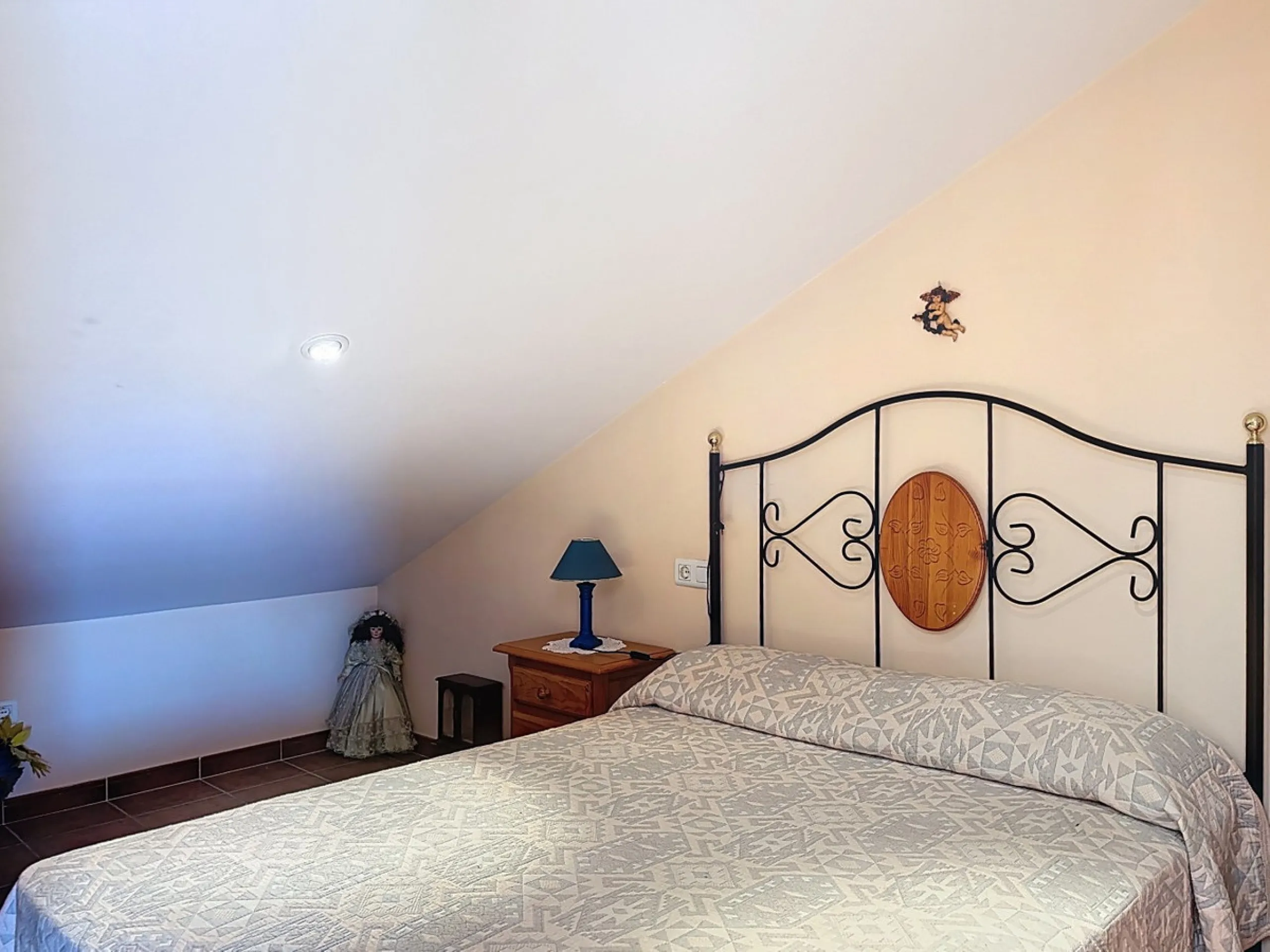 Located in the desirable residential area of El Tomillar, Torre del Mar, this spacious townhouse offers more than 210 m2 of built space across multiple levels, designed for comfortable family living. The property boasts six bedrooms and three full bathroo