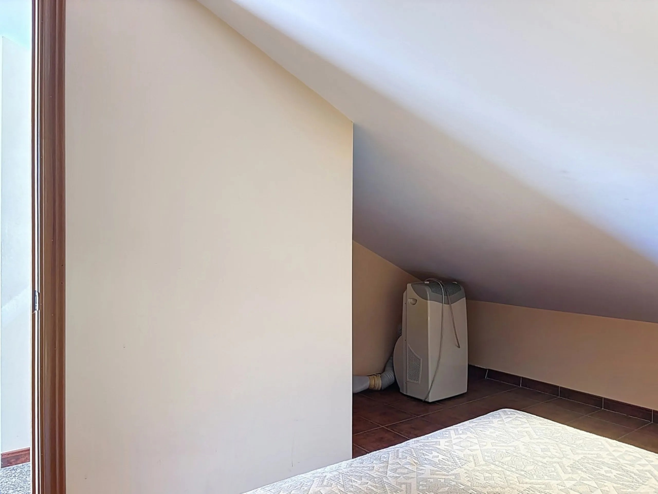 Located in the desirable residential area of El Tomillar, Torre del Mar, this spacious townhouse offers more than 210 m2 of built space across multiple levels, designed for comfortable family living. The property boasts six bedrooms and three full bathroo