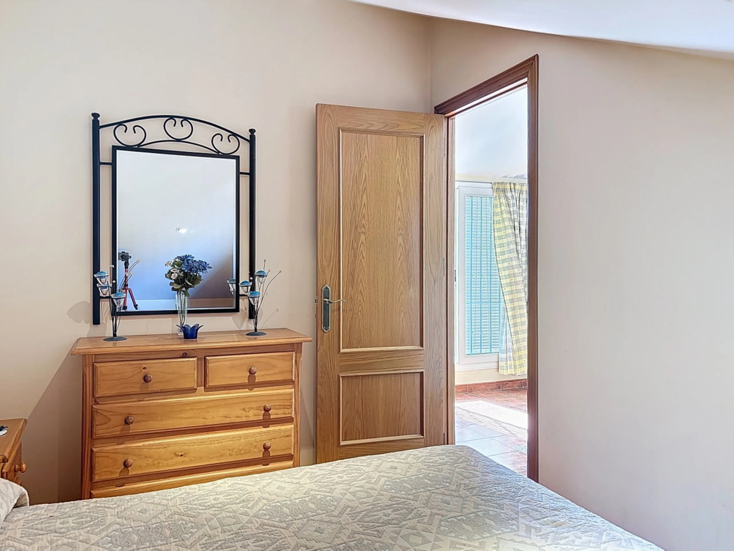 Located in the desirable residential area of El Tomillar, Torre del Mar, this spacious townhouse offers more than 210 m2 of built space across multiple levels, designed for comfortable family living. The property boasts six bedrooms and three full bathroo
