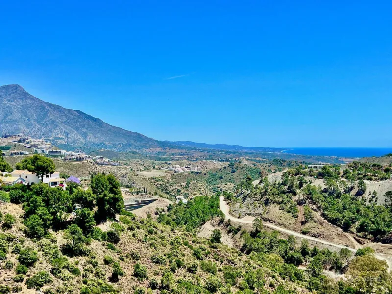 PLOT FOR SALE WITH PROJECT AND LICENSE IN PRESTIGIOUS EL MADROÑAL – GATE 1