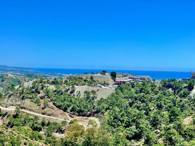 PLOT FOR SALE WITH PROJECT AND LICENSE IN PRESTIGIOUS EL MADROÑAL – GATE 1
